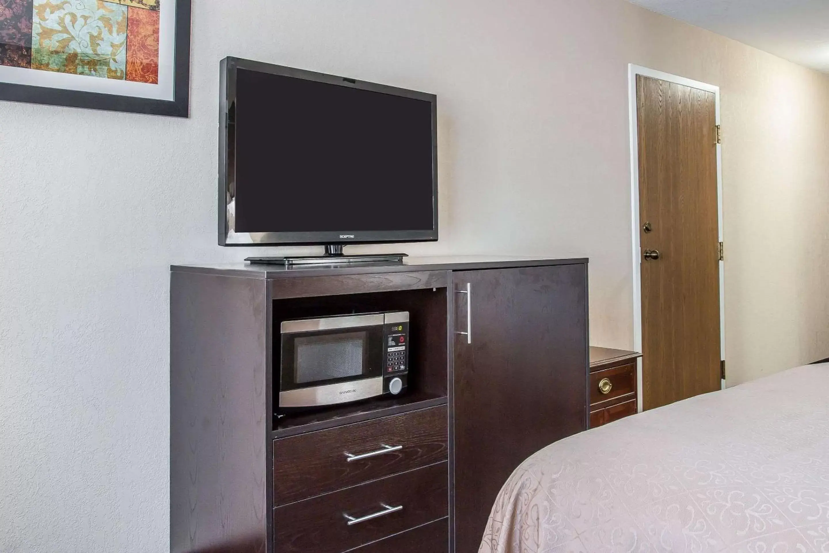 Photo of the whole room, TV/Entertainment Center in Quality Inn Grand Rapids South-Byron Center