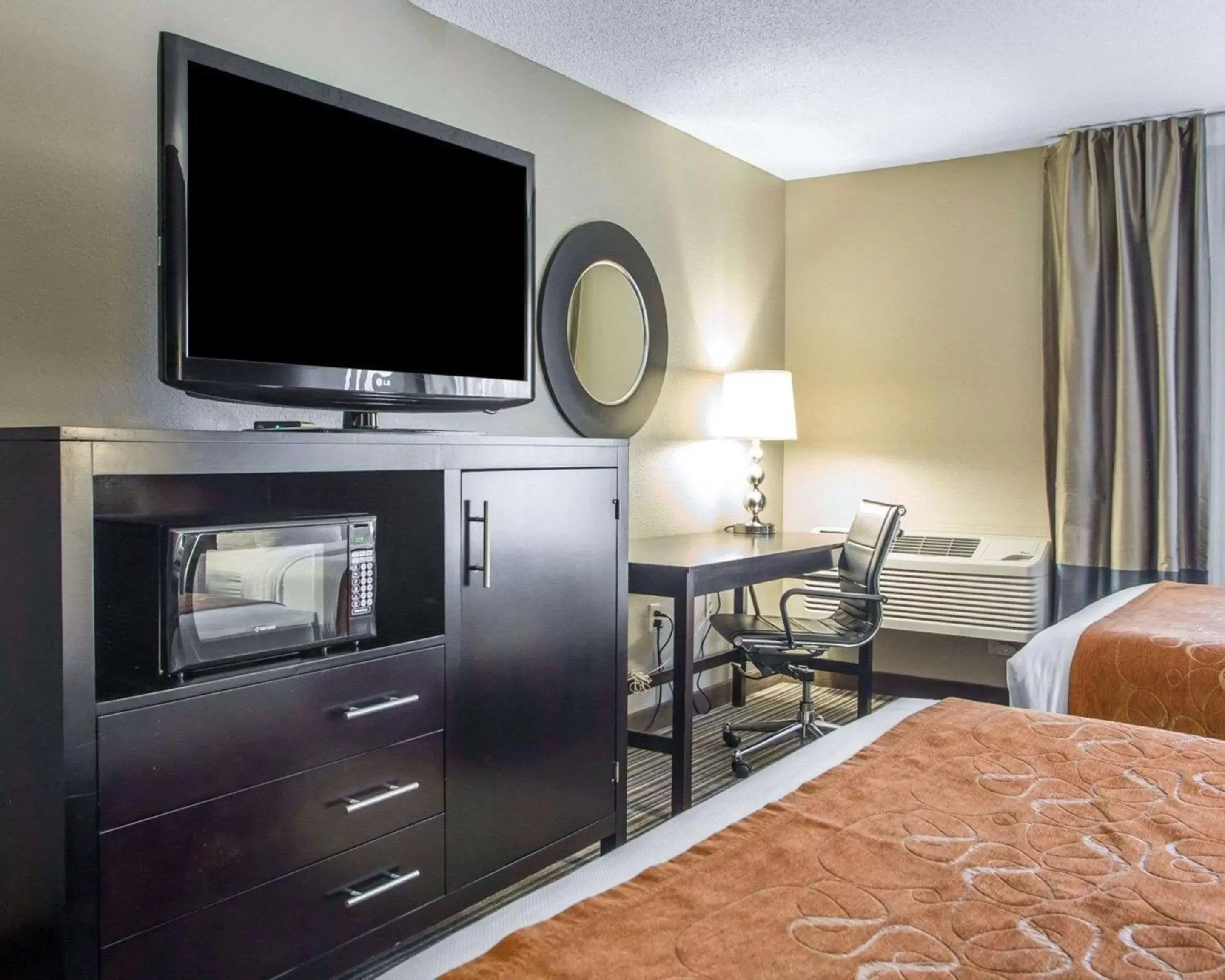 Photo of the whole room, TV/Entertainment Center in Holiday Inn Express & Suites Hayward, an IHG Hotel