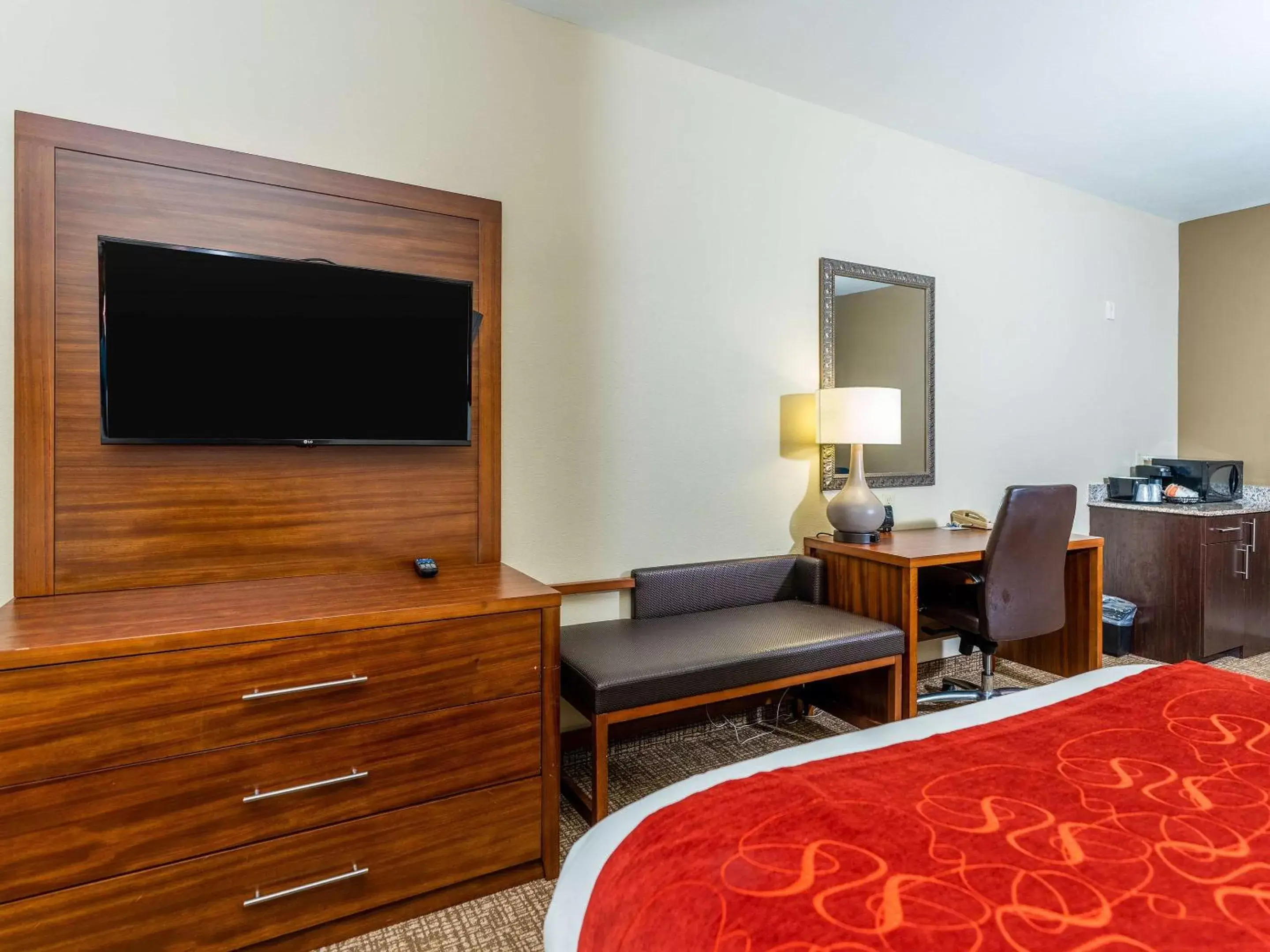 TV/Entertainment Center in Comfort Suites Old Town Spring