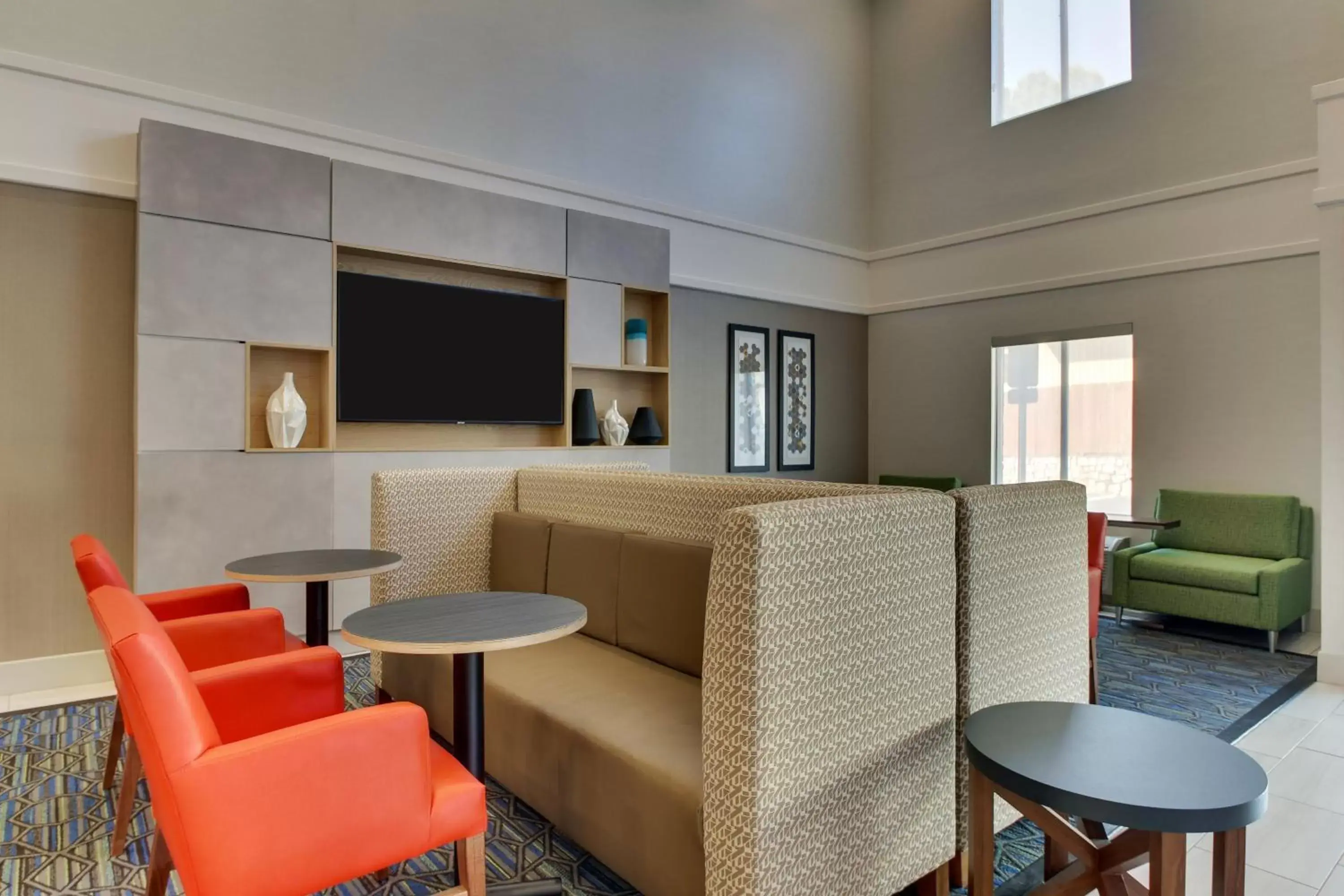 Lobby or reception, Lounge/Bar in Holiday Inn Express Hotel & Suites - Atlanta/Emory University Area, an IHG Hotel