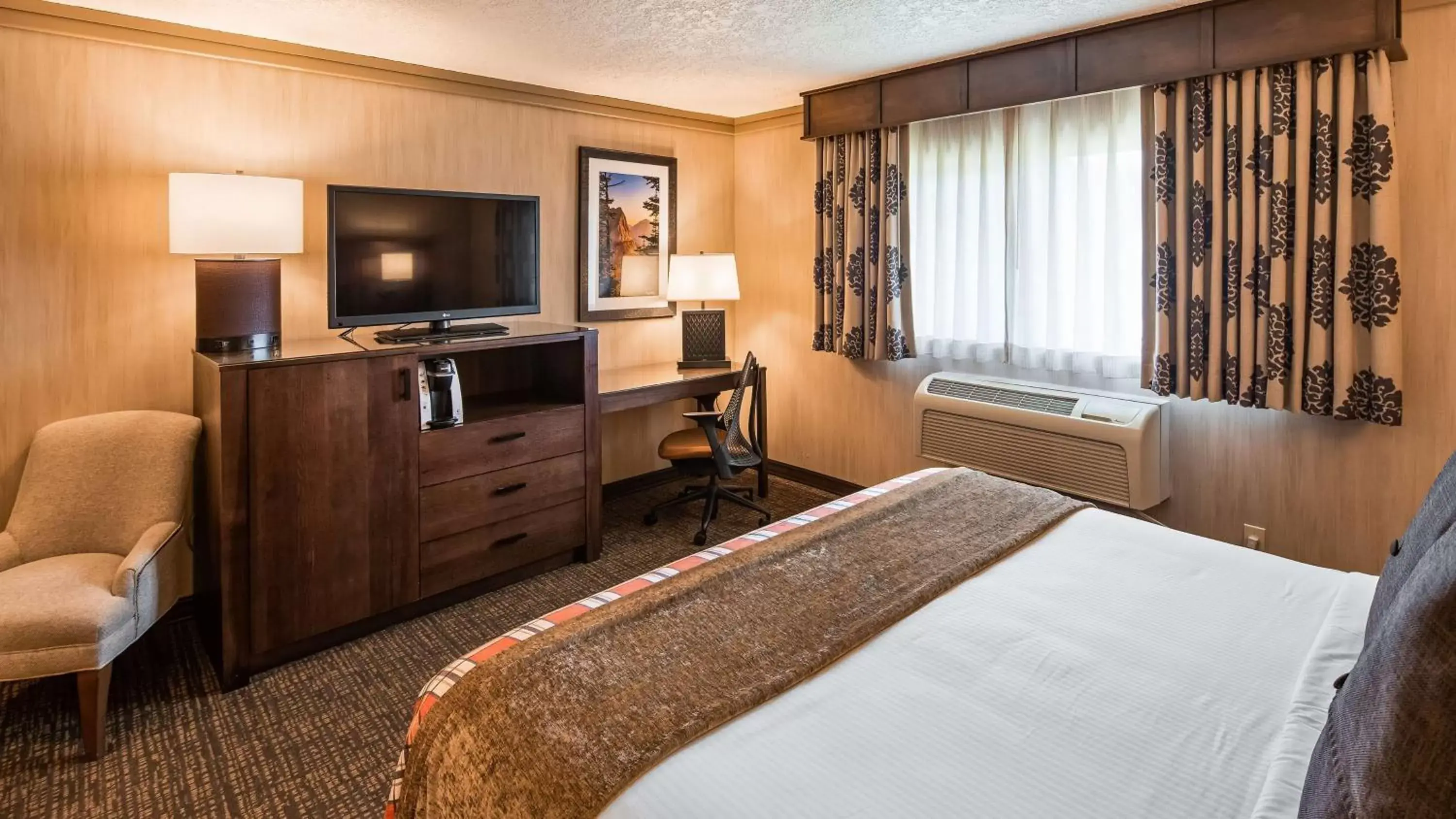 Photo of the whole room, Bed in Best Western Plus Flathead Lake Inn and Suites