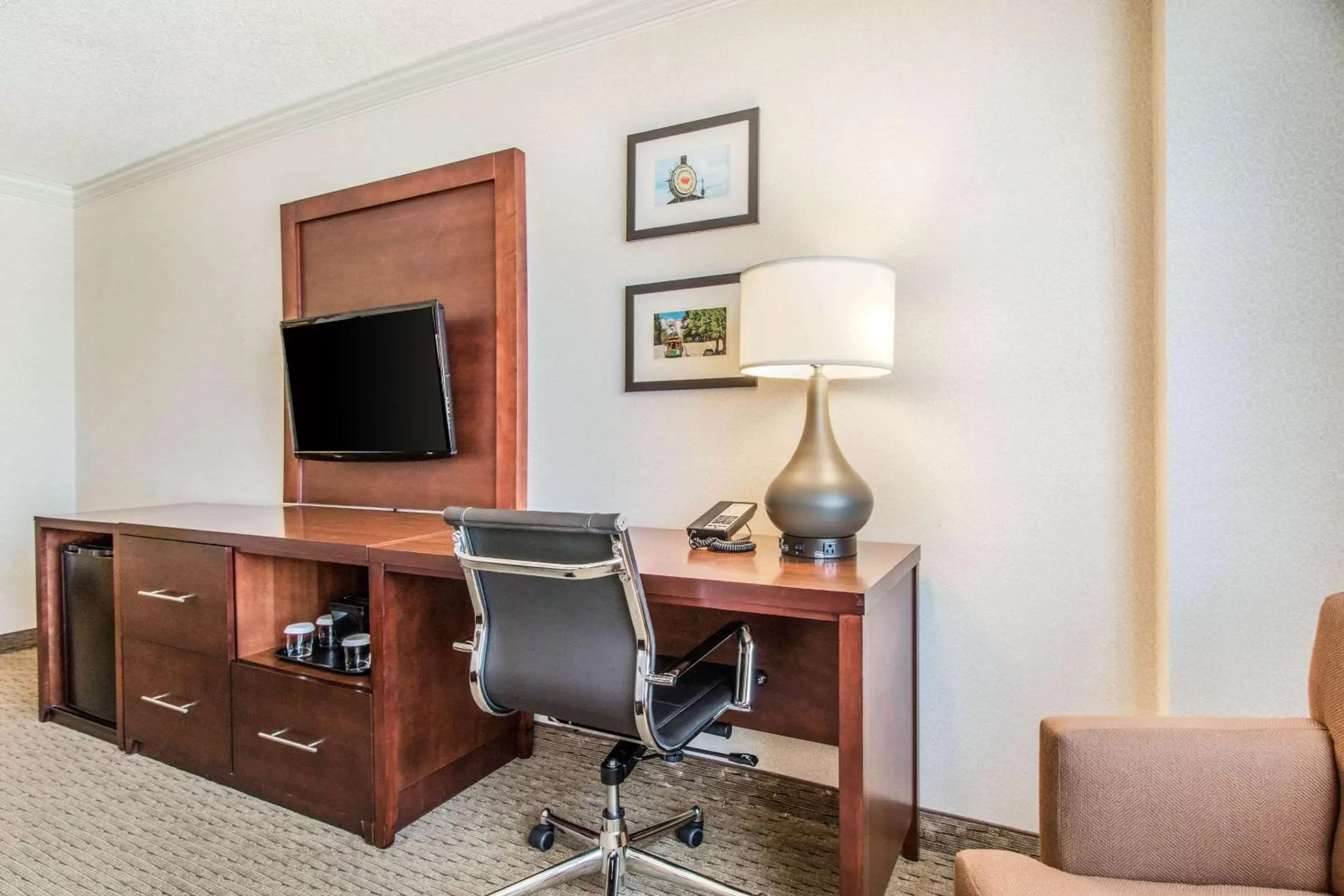 hair dresser, TV/Entertainment Center in Comfort Inn By the Bay Hotel San Francisco