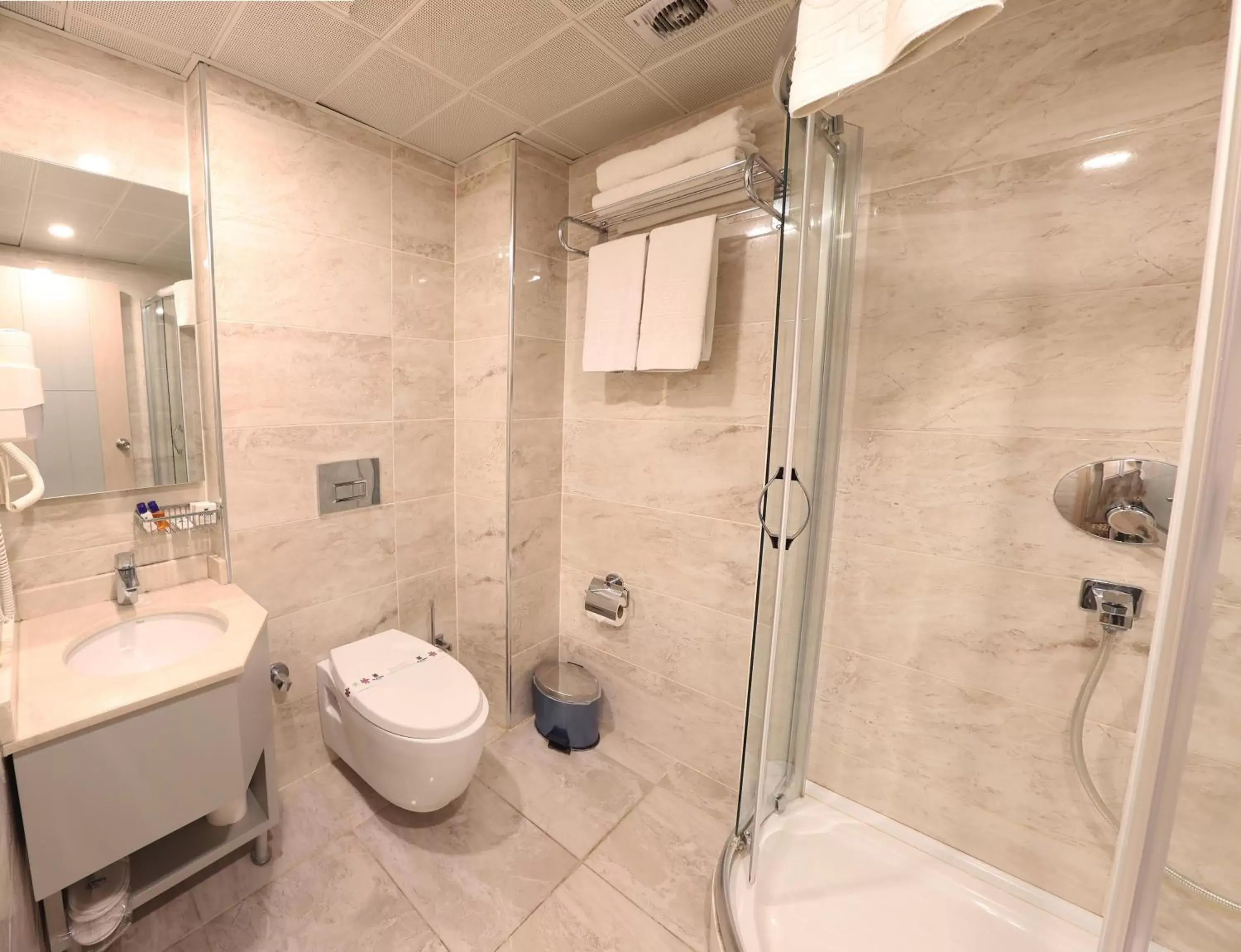 Shower, Bathroom in Alpinn Hotel Istanbul