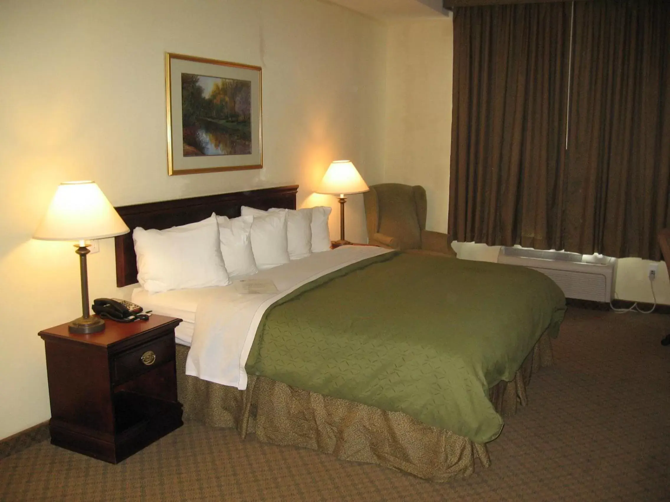 Photo of the whole room, Bed in Country Inn & Suites by Radisson, Newport News South, VA