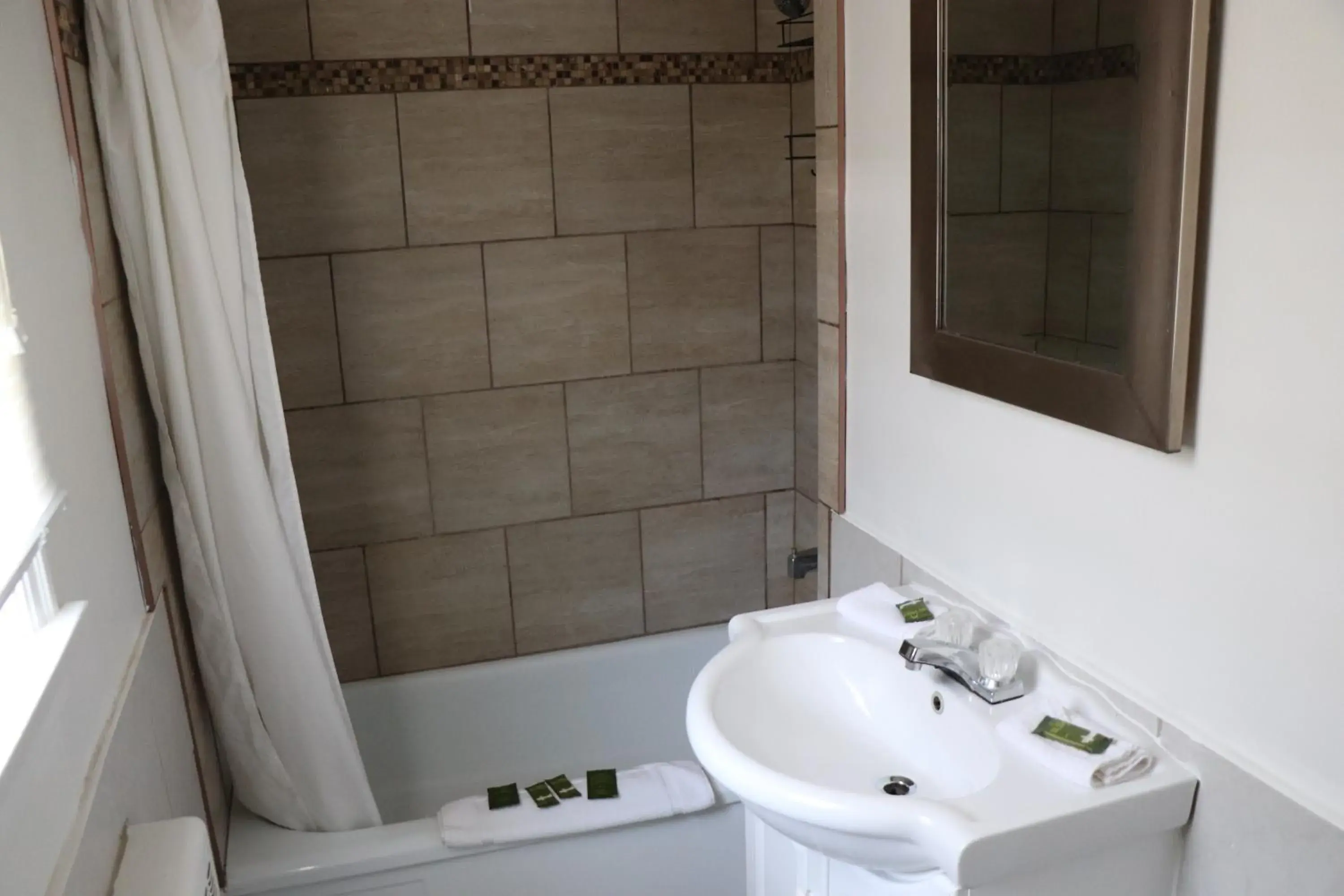 Shower, Bathroom in Falcon Inn