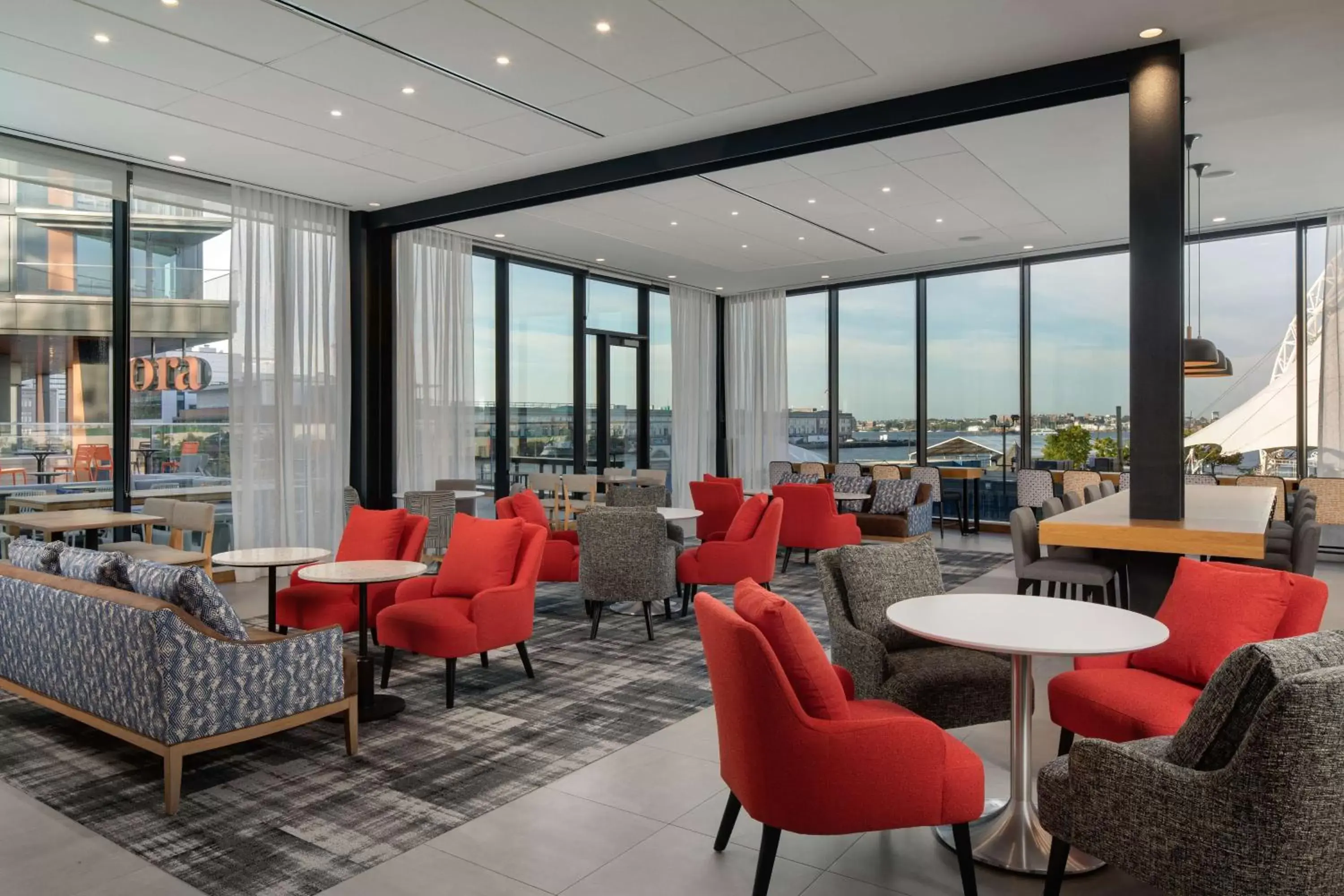 Lounge or bar in Hyatt Place Boston/Seaport District