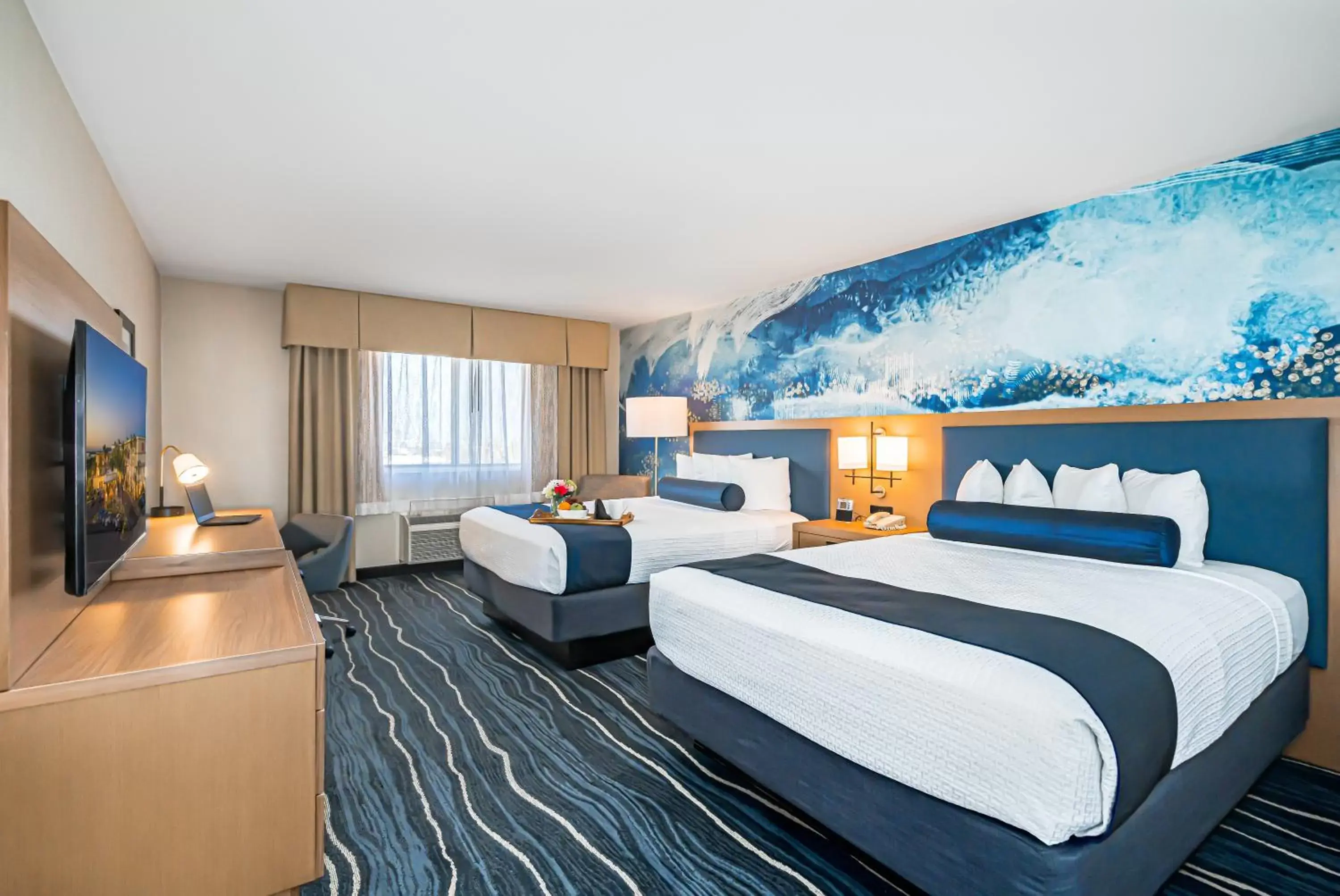 Bed in Best Western Plus Marina Gateway Hotel