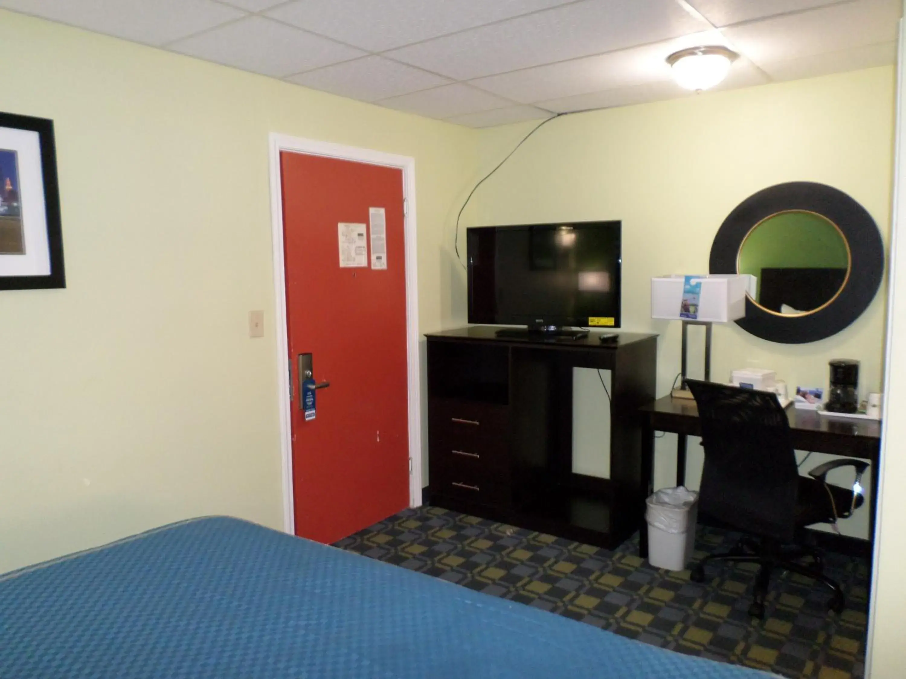 Photo of the whole room, TV/Entertainment Center in Travelodge by Wyndham Cleveland Lakewood