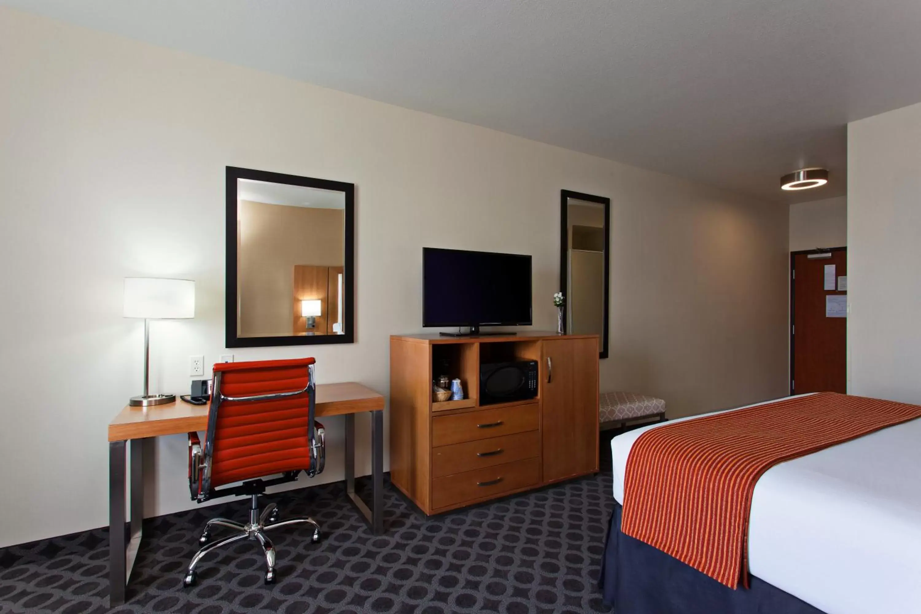 Photo of the whole room, TV/Entertainment Center in Holiday Inn Express North Hollywood - Burbank Area, an IHG Hotel