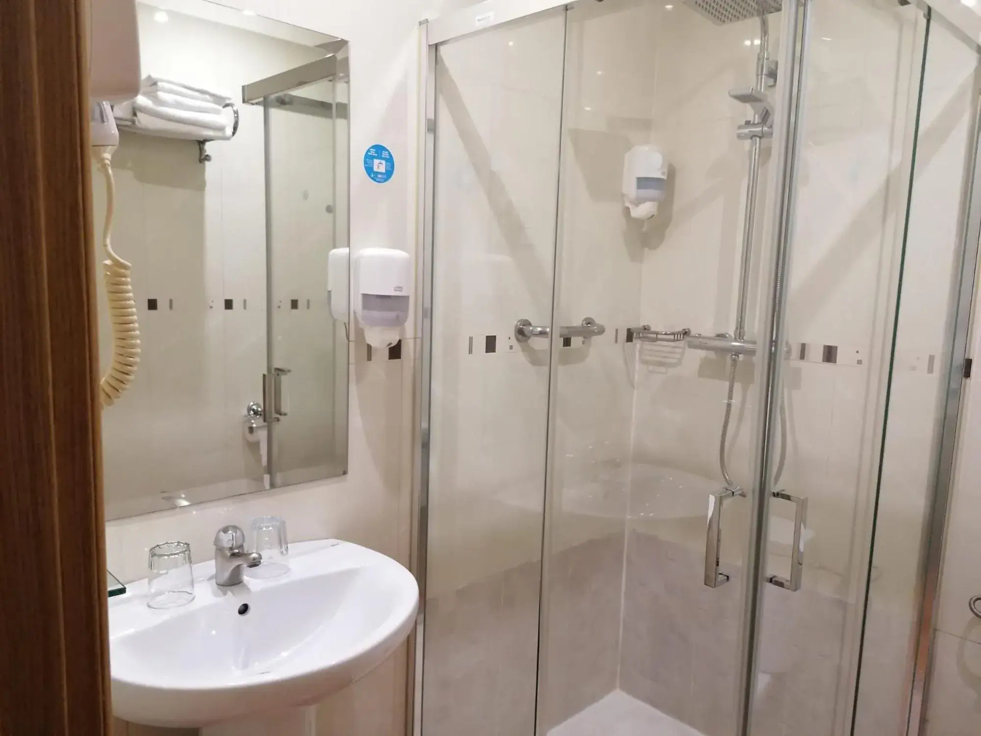 Shower, Bathroom in Hostal Las Fuentes