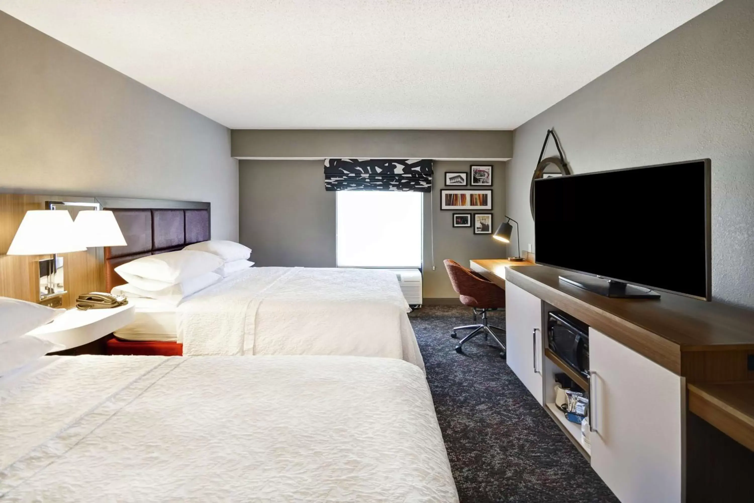 Bedroom, TV/Entertainment Center in Hampton Inn & Suites Columbus-Easton Area