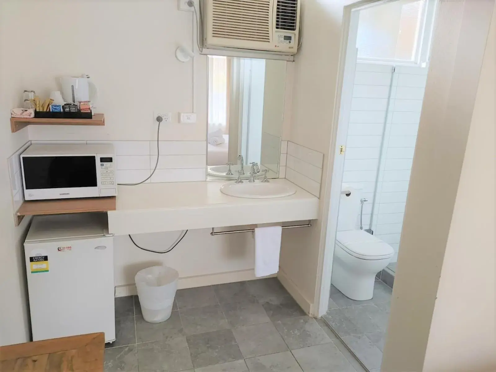 Kitchen or kitchenette, Bathroom in Bathurst Explorers Motel