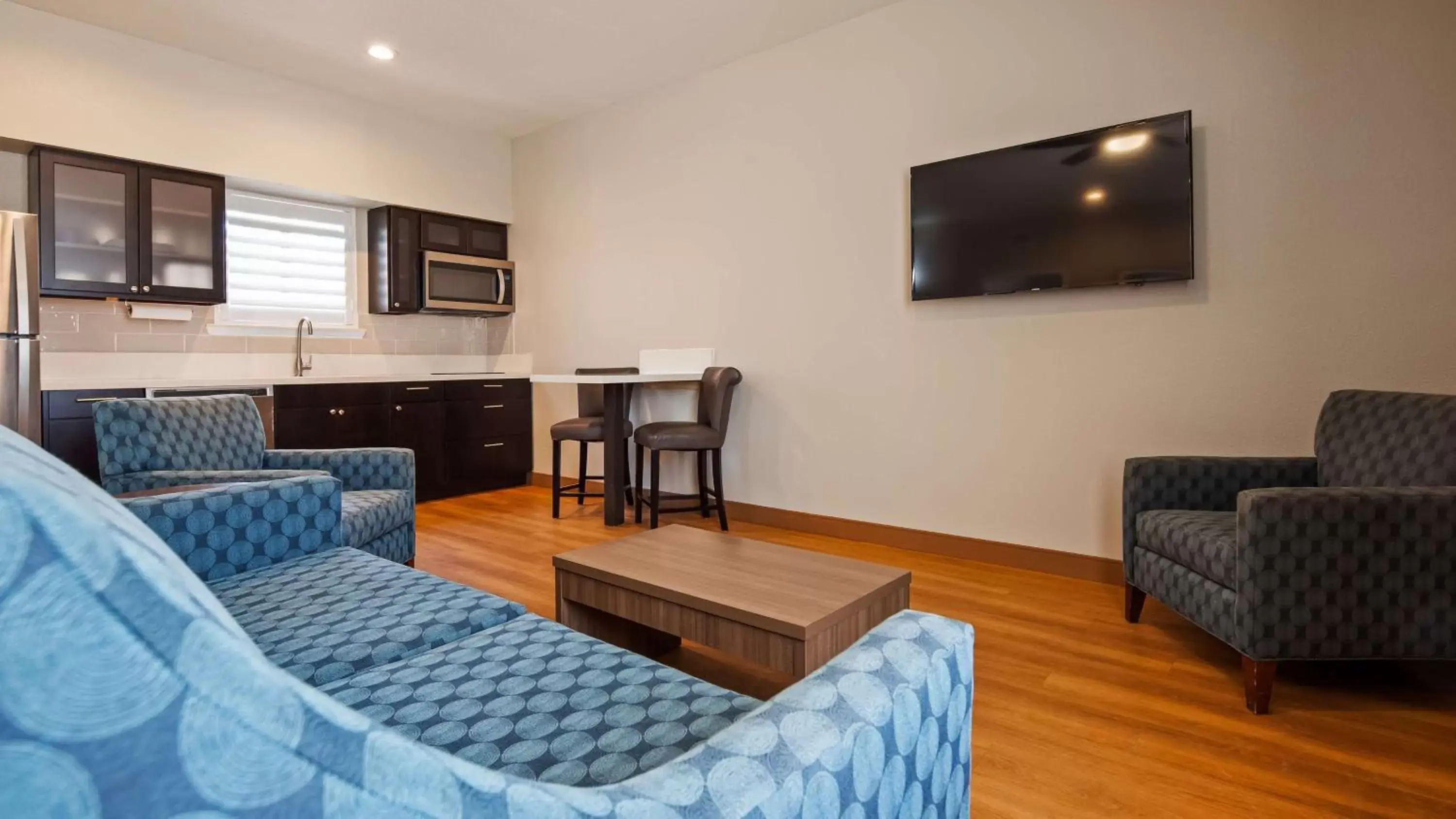 Photo of the whole room, Seating Area in Best Western Port Aransas