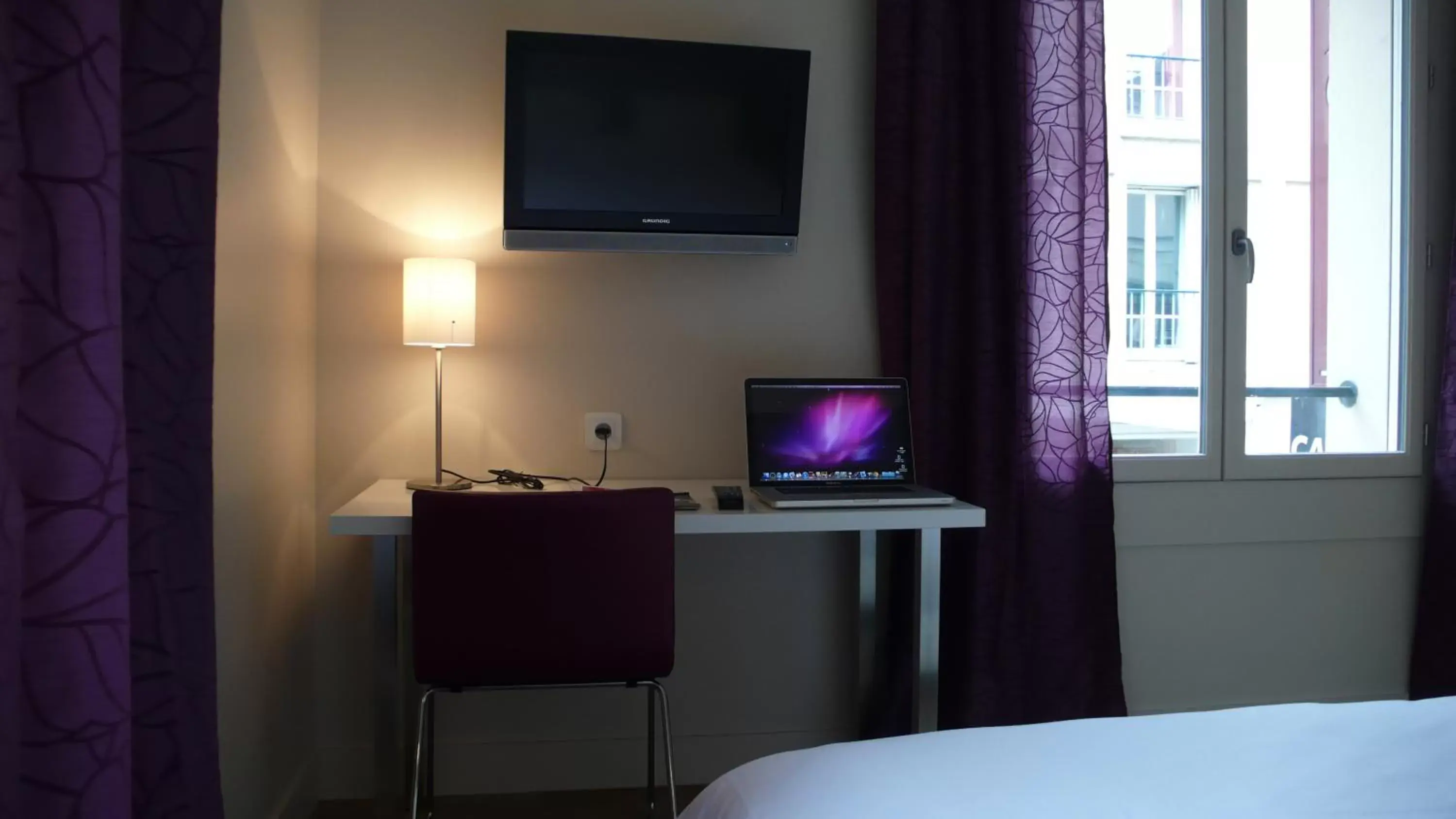 Bed, TV/Entertainment Center in Hotel cardinal