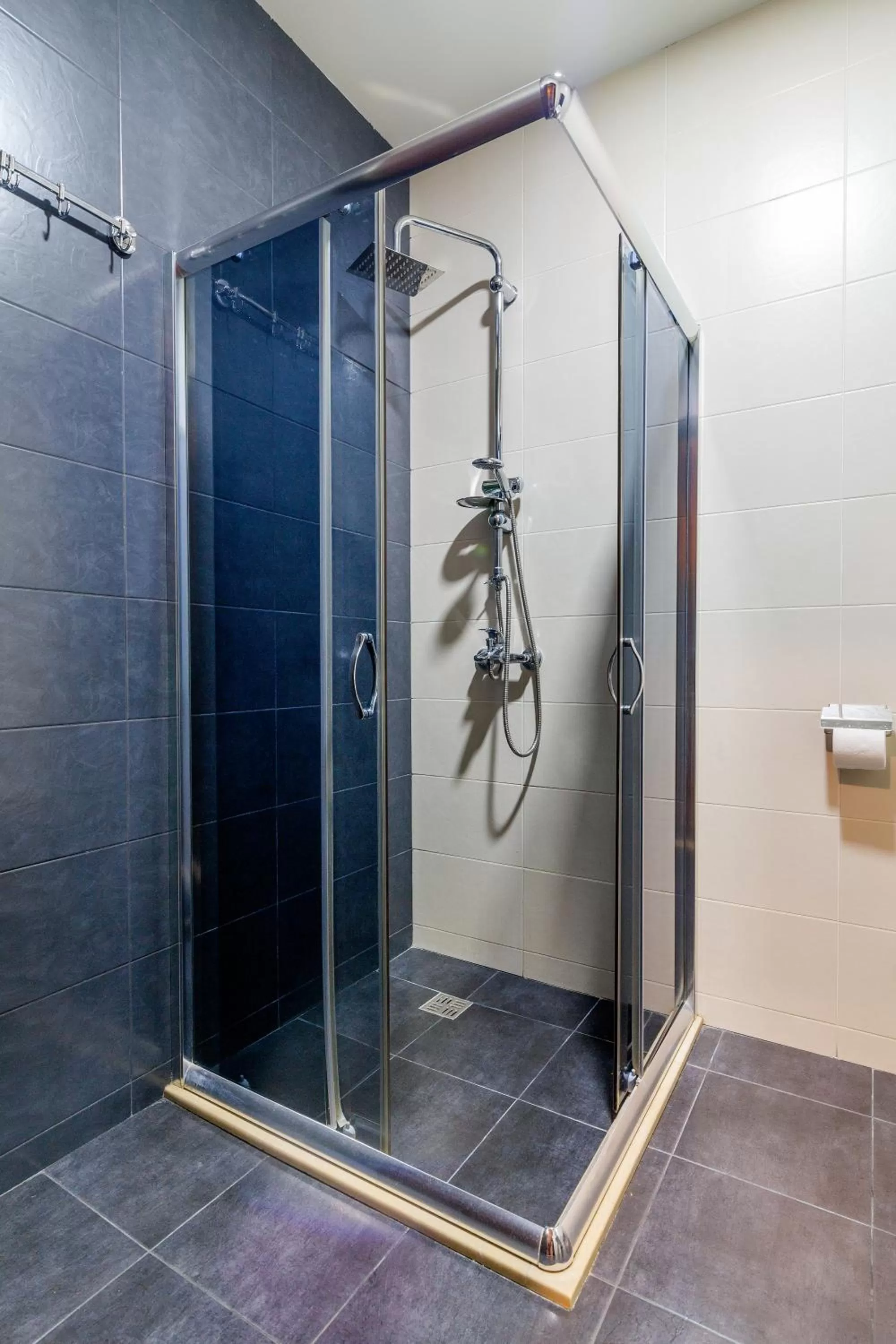 Shower in Hotel Marlyn