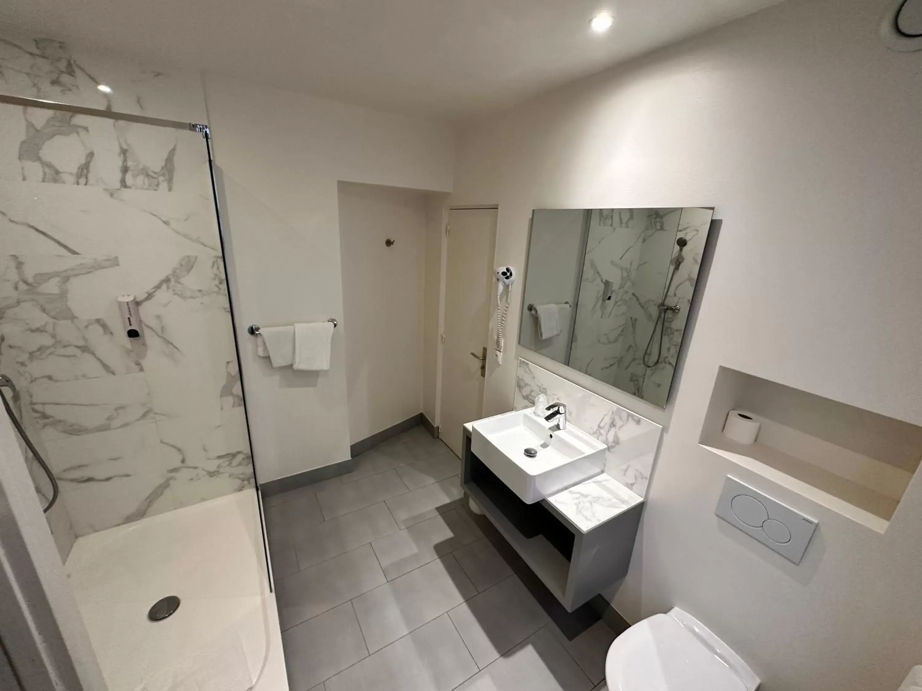 Bathroom in Hotel Richmond Gare du Nord