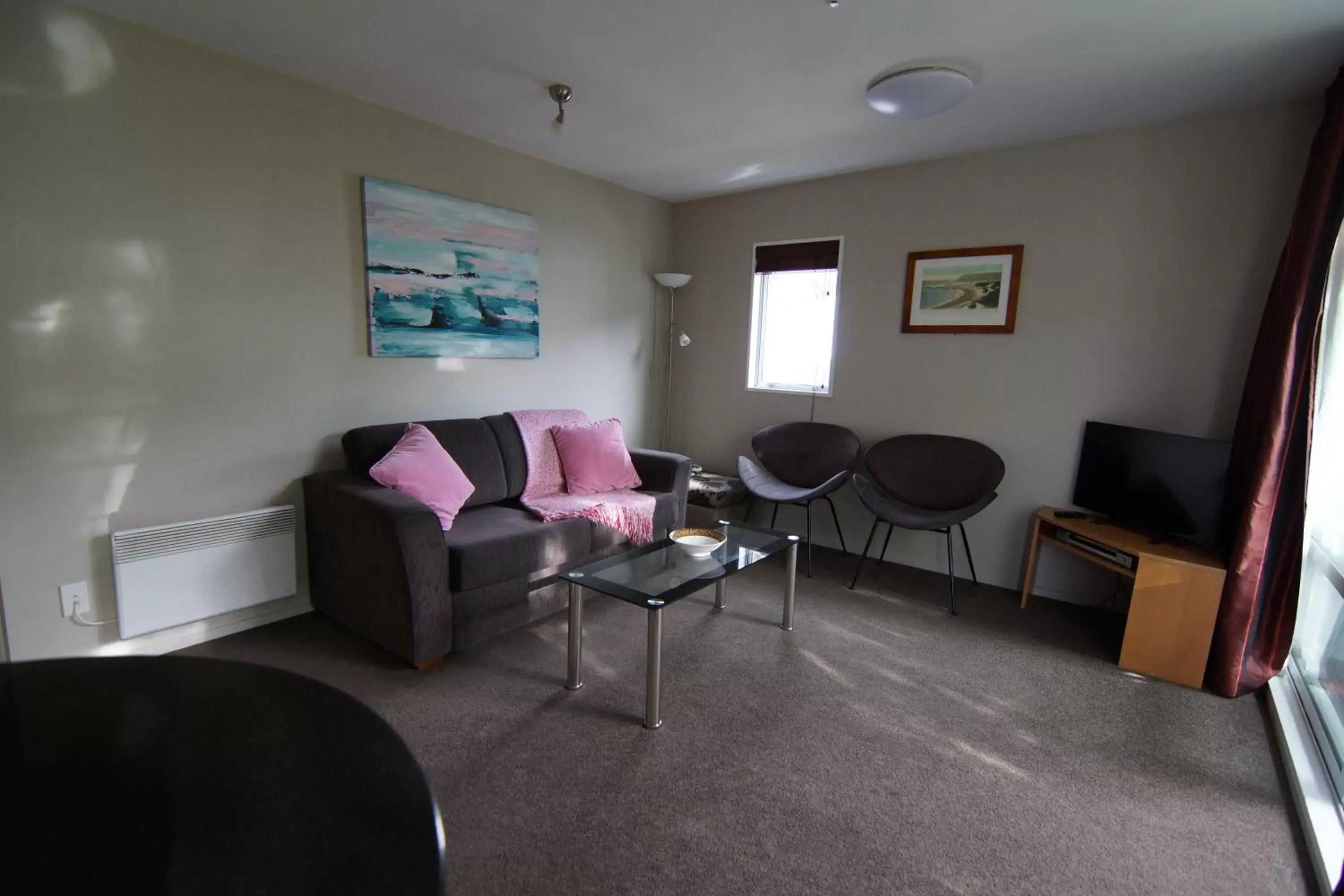 TV and multimedia, Seating Area in Sumner Bay Motel