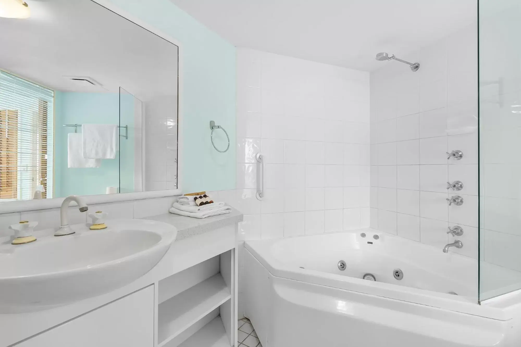 Hot Tub, Bathroom in Surf Parade Resort