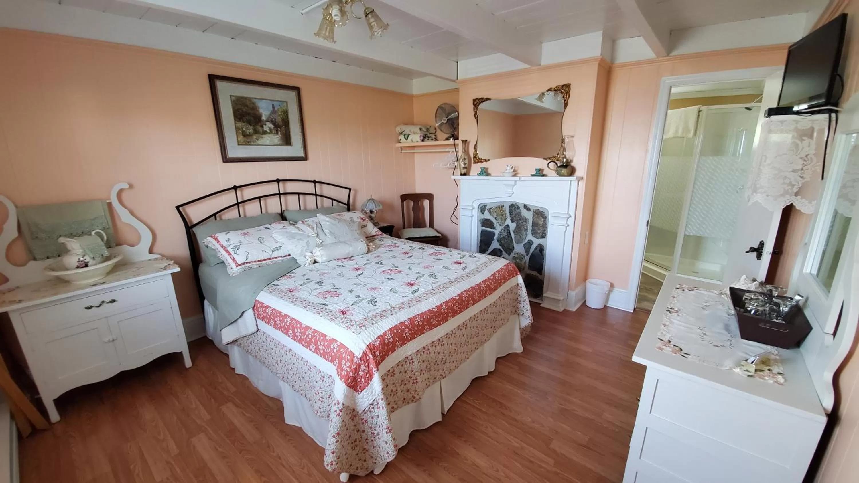 Queen Room in Hillside B&B