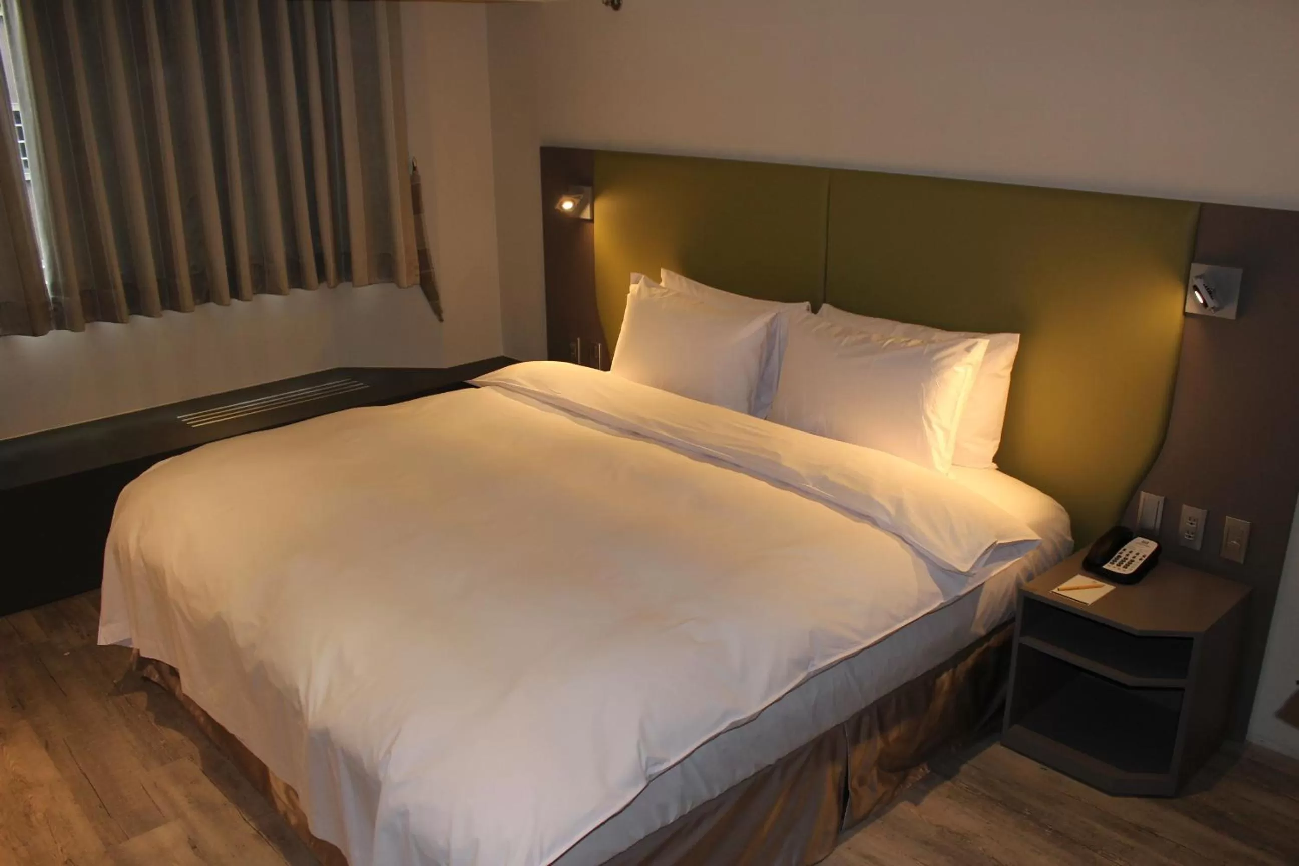 Photo of the whole room, Bed in Horizon Inn