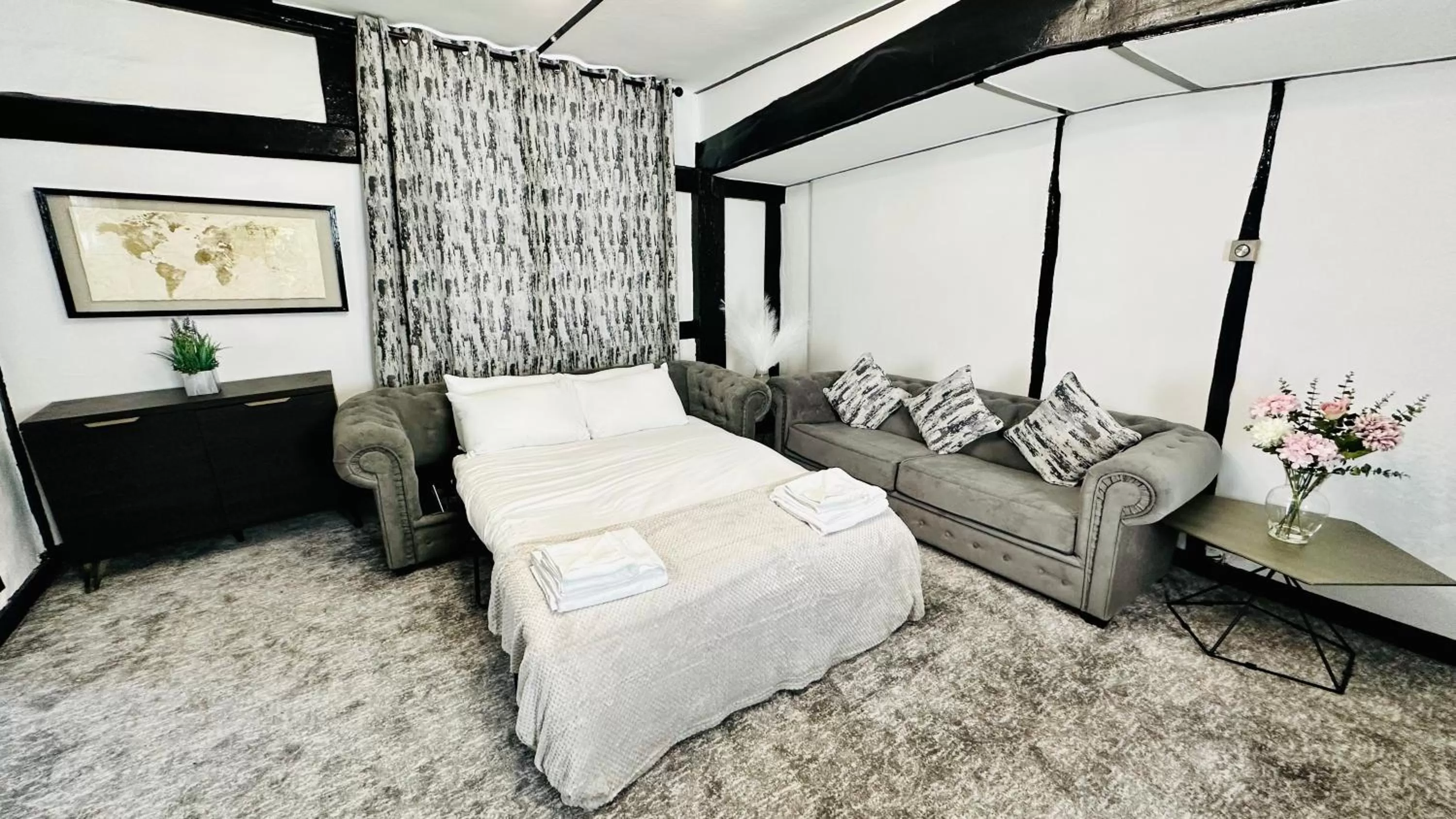 Bed in The Ostrich Inn Colnbrook London Heathrow