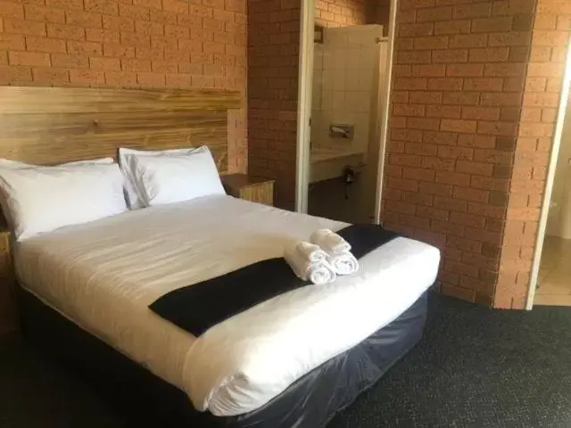 Bed in Kingswood Motel