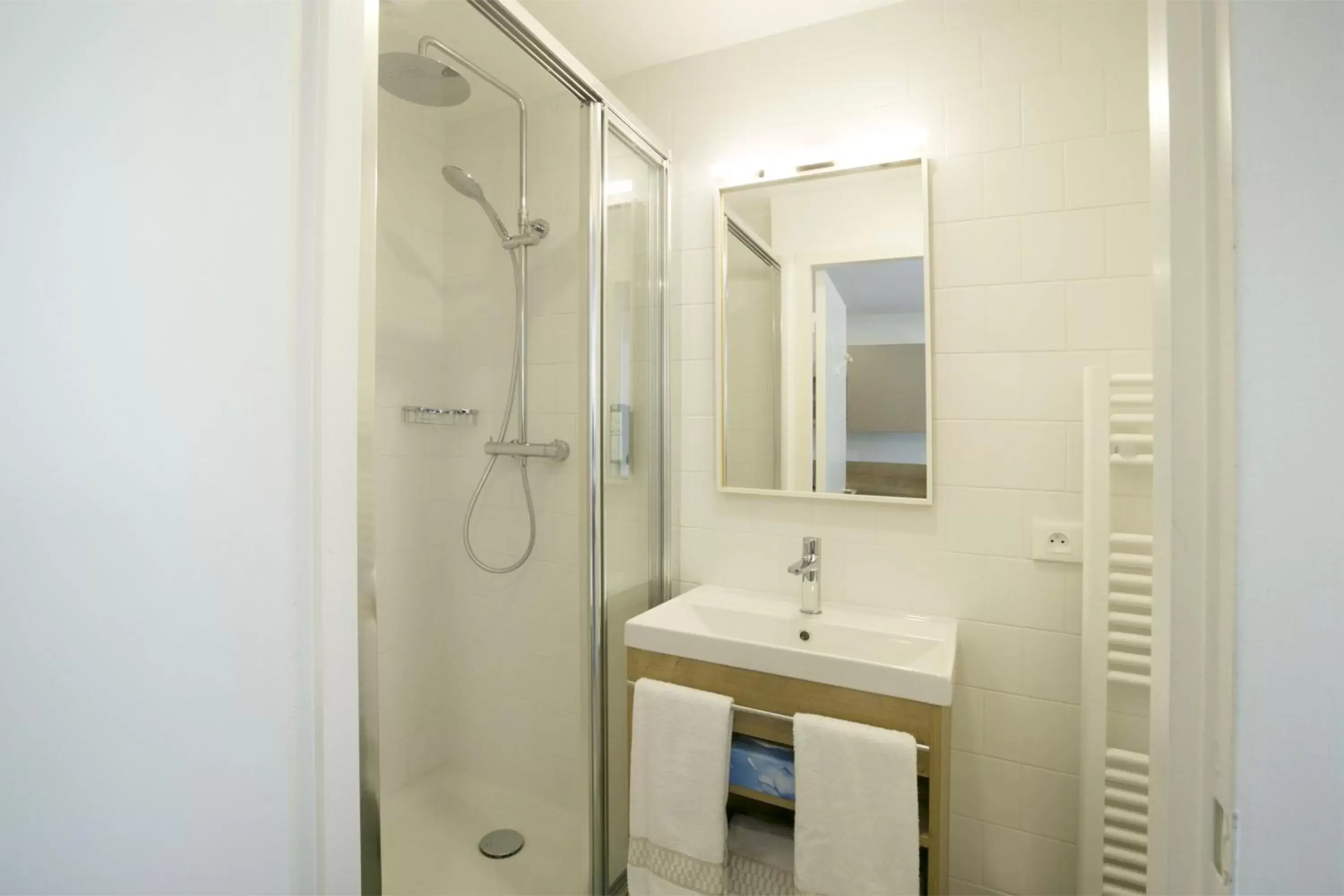 Shower, Bathroom in Le Génépy - Appart'hôtel de Charme