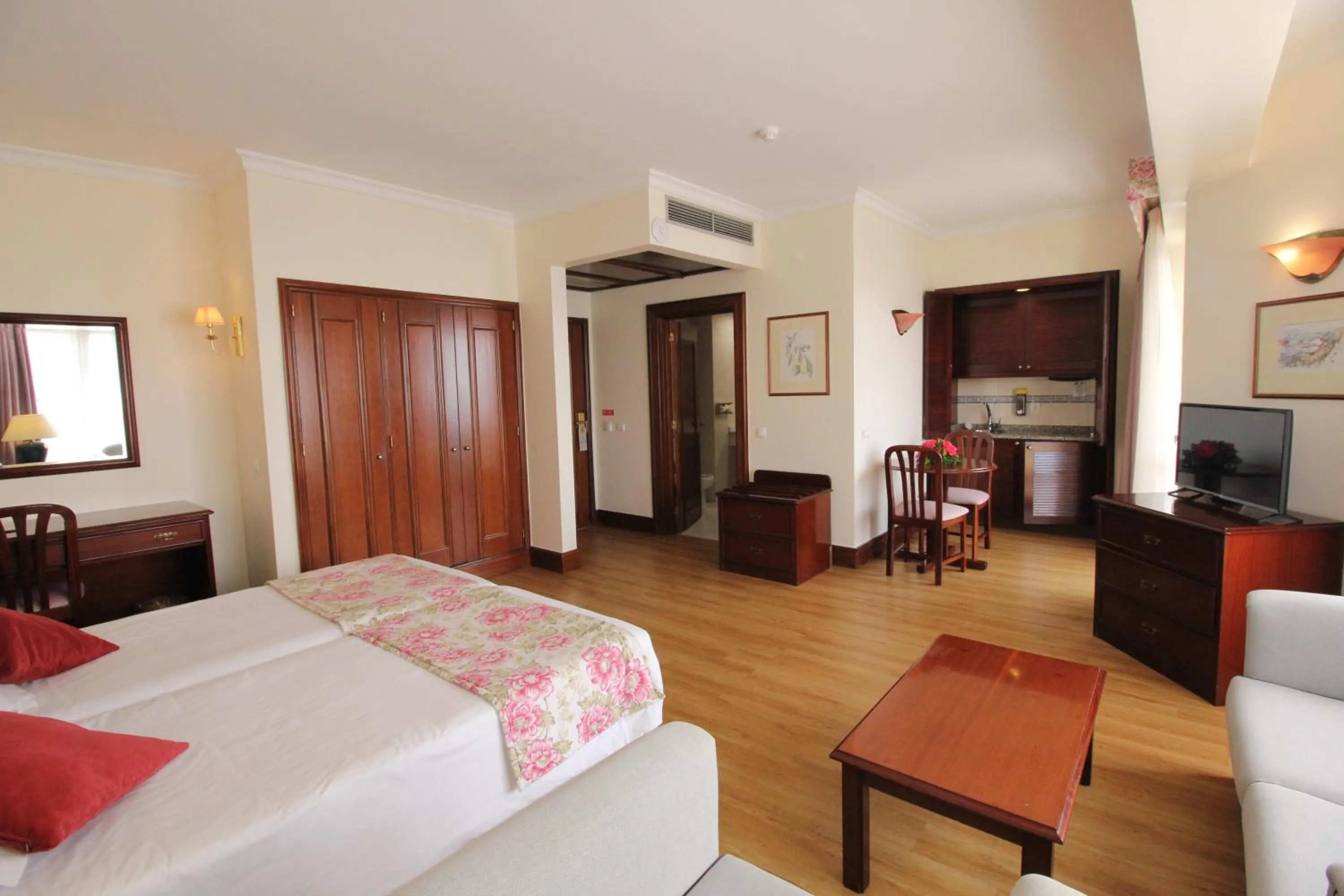 Bathroom, Bed in Suite Hotel Jardins Da Ajuda