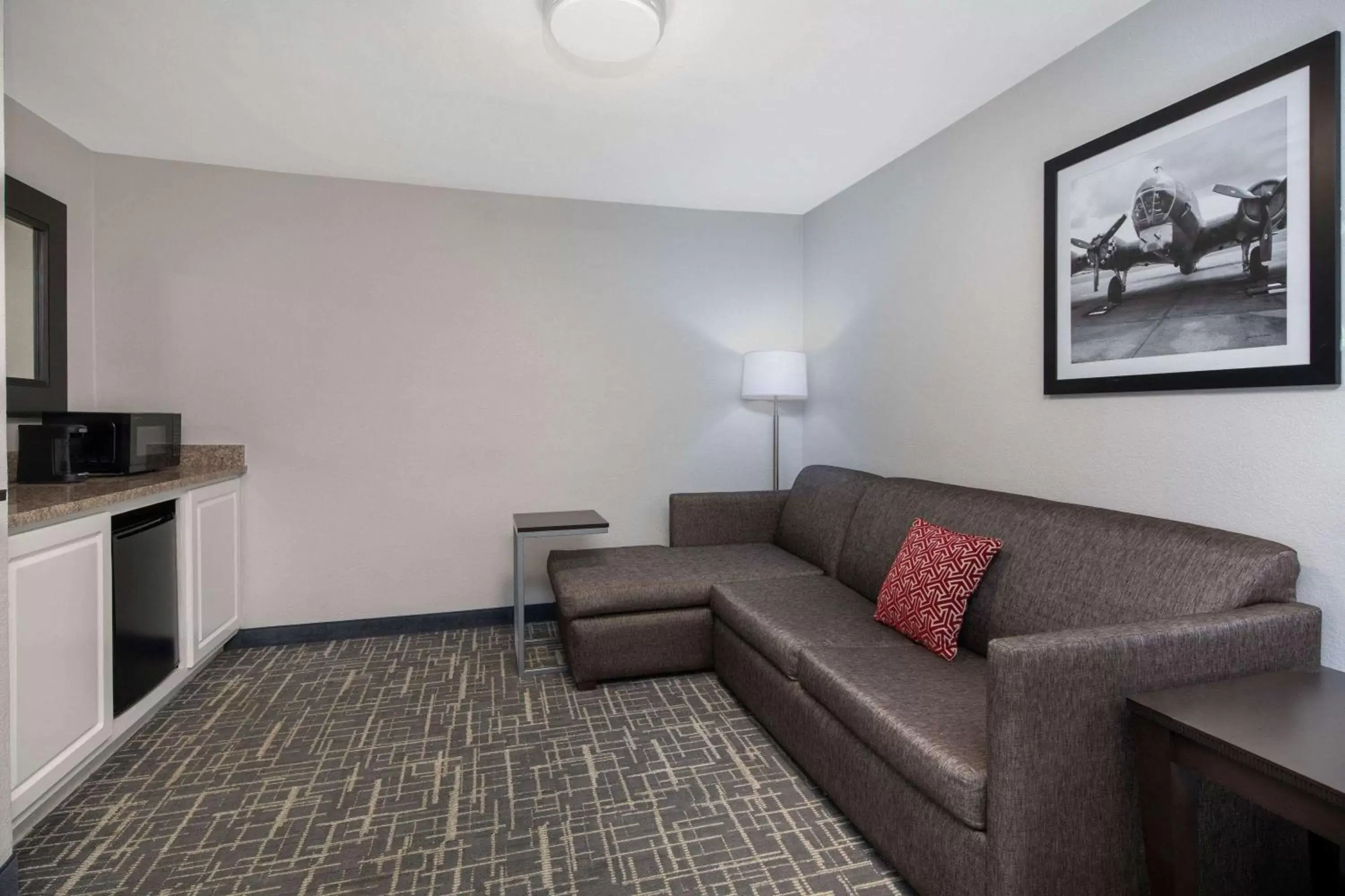 Photo of the whole room, Seating Area in La Quinta by Wyndham Atlanta Airport South