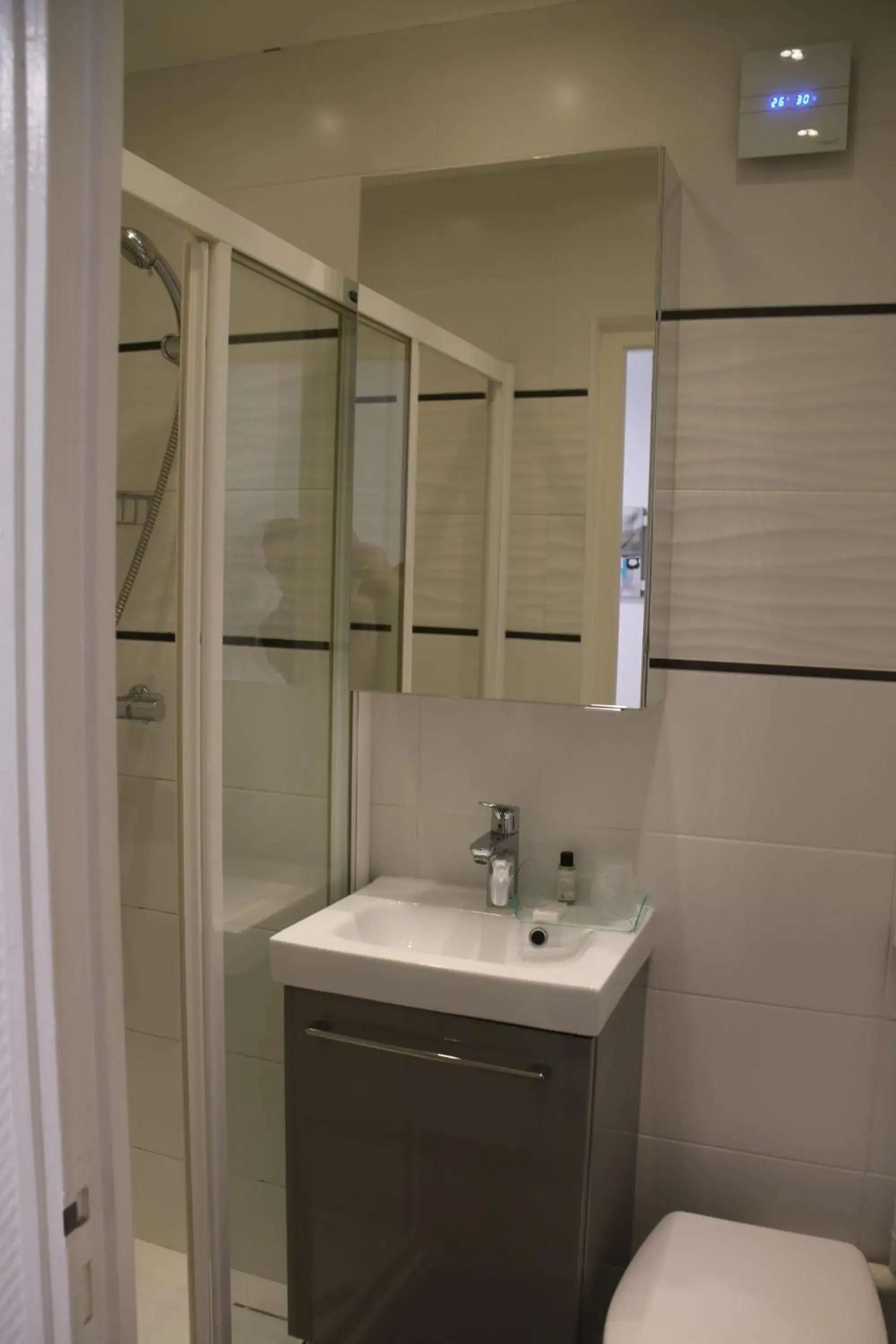 Shower, Bathroom in Hotel De L'Horloge