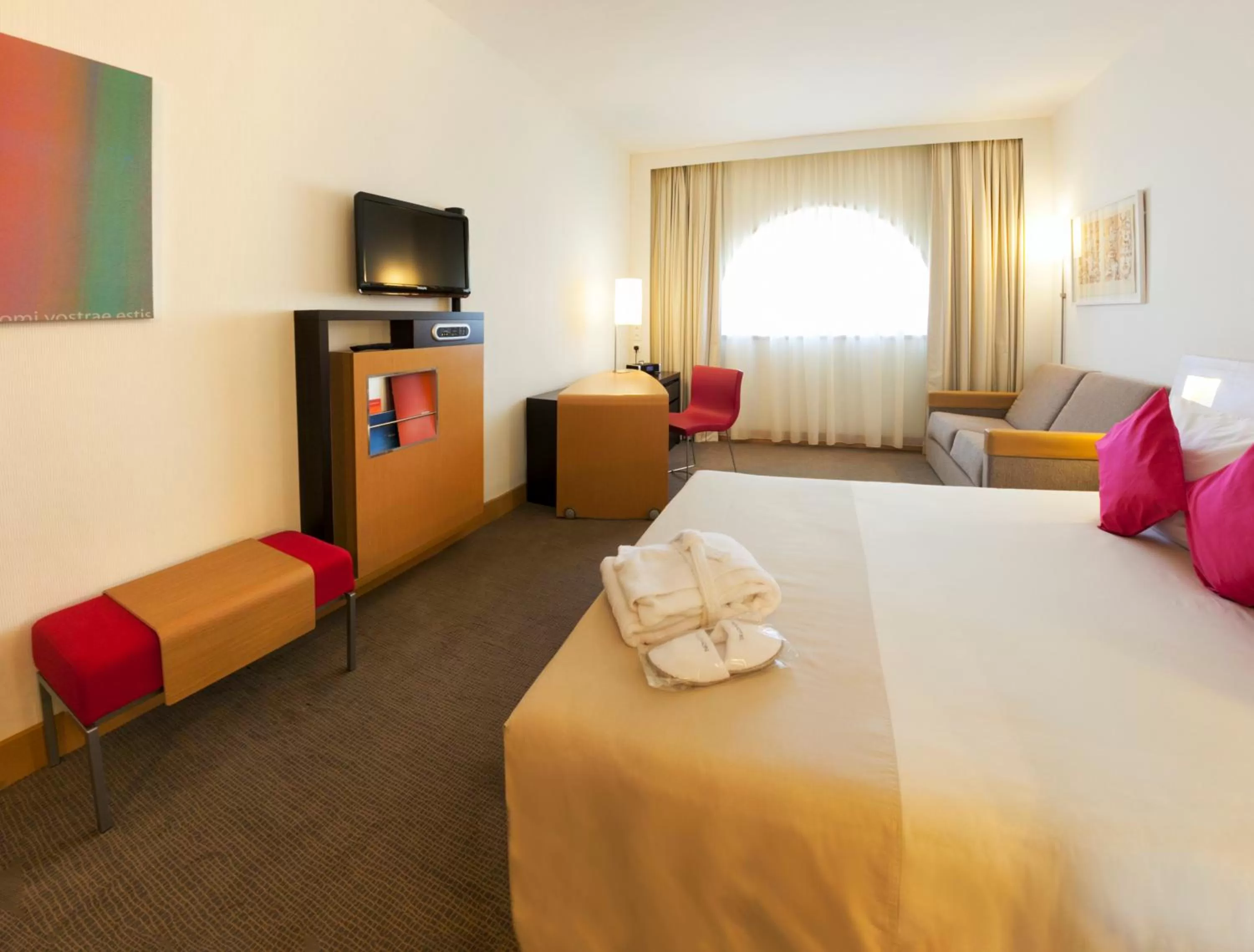 Bedroom, Bed in Novotel Tunis