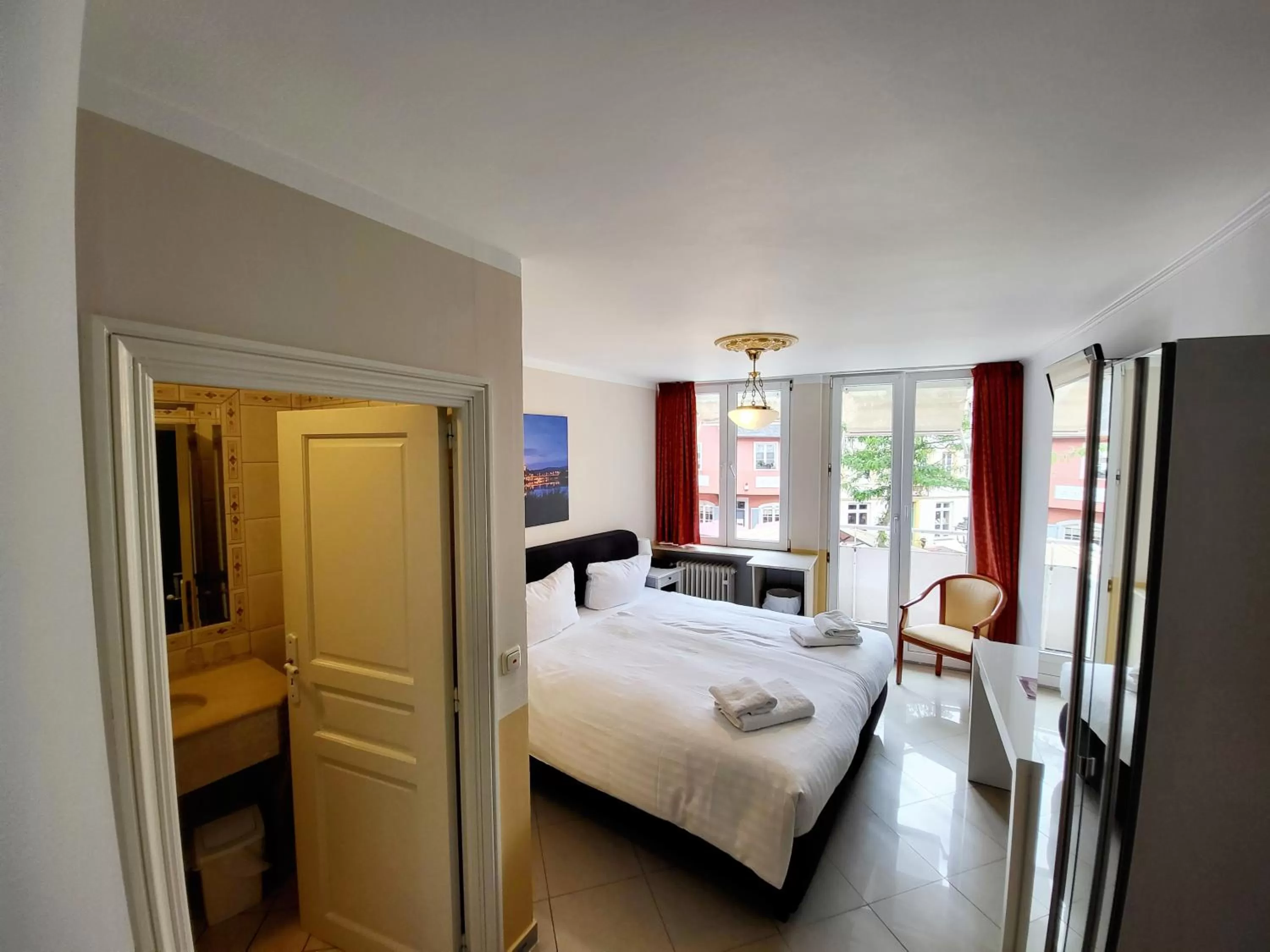 Photo of the whole room, Bed in Hotel am Markt