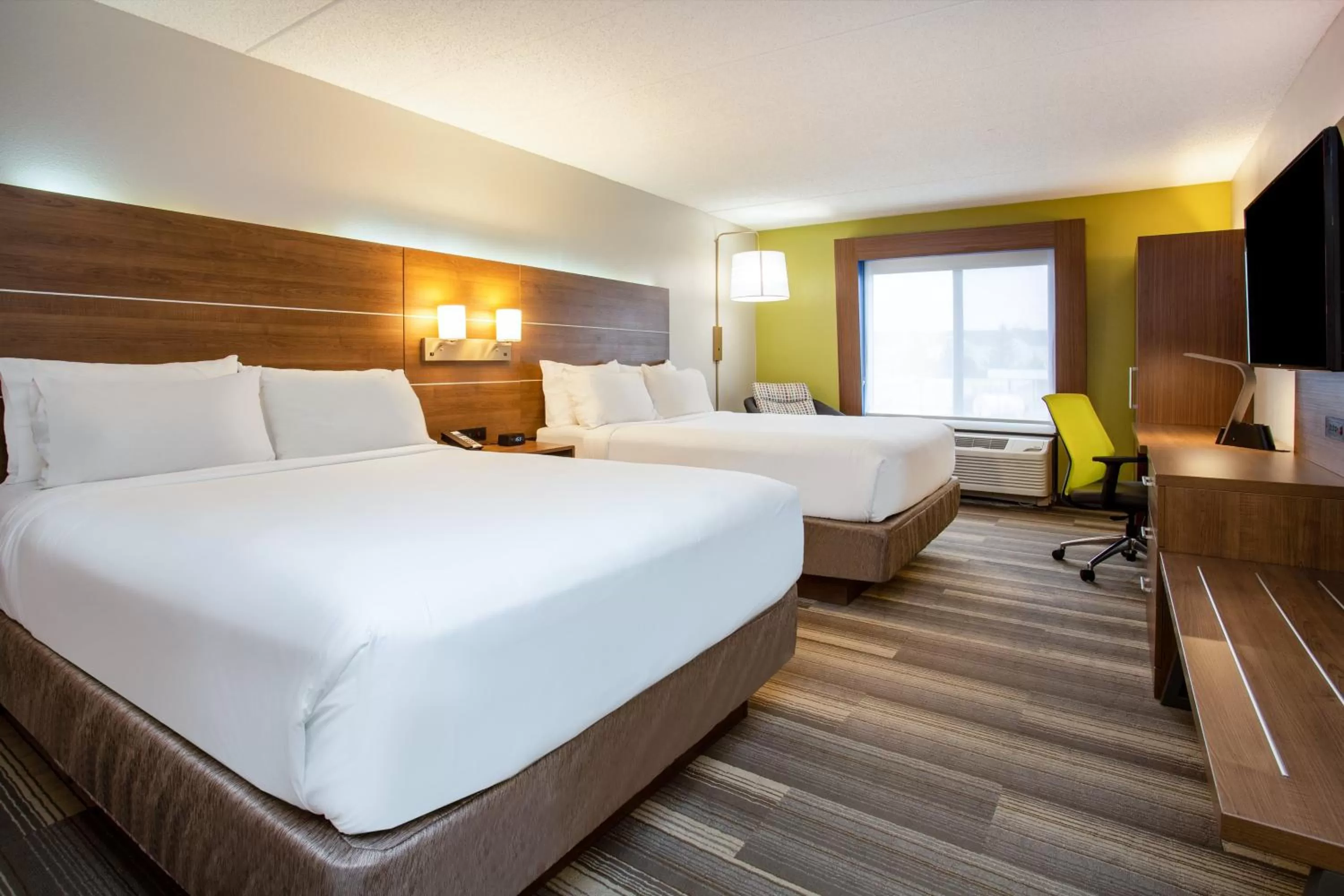 Photo of the whole room, Bed in Holiday Inn Express Hotel & Suites Fort Wayne by IHG