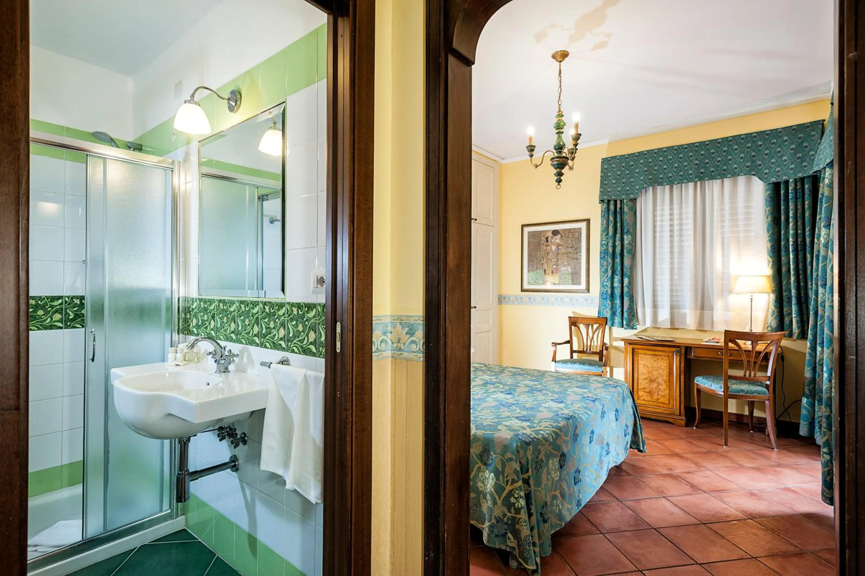 Photo of the whole room, Bed in Hotel Sirius