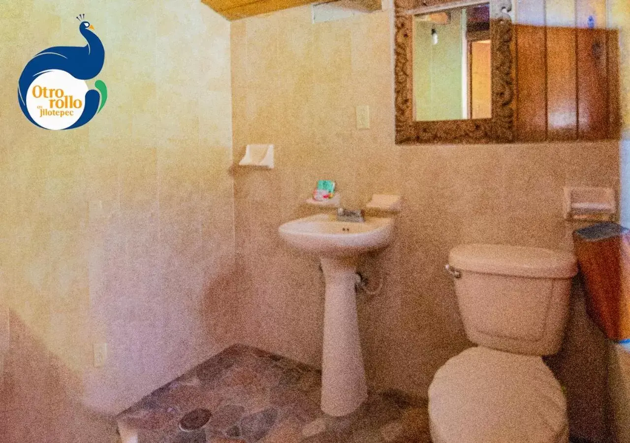 Toilet, Bathroom in Otro Rollo en Jilotepec by Rotamundos