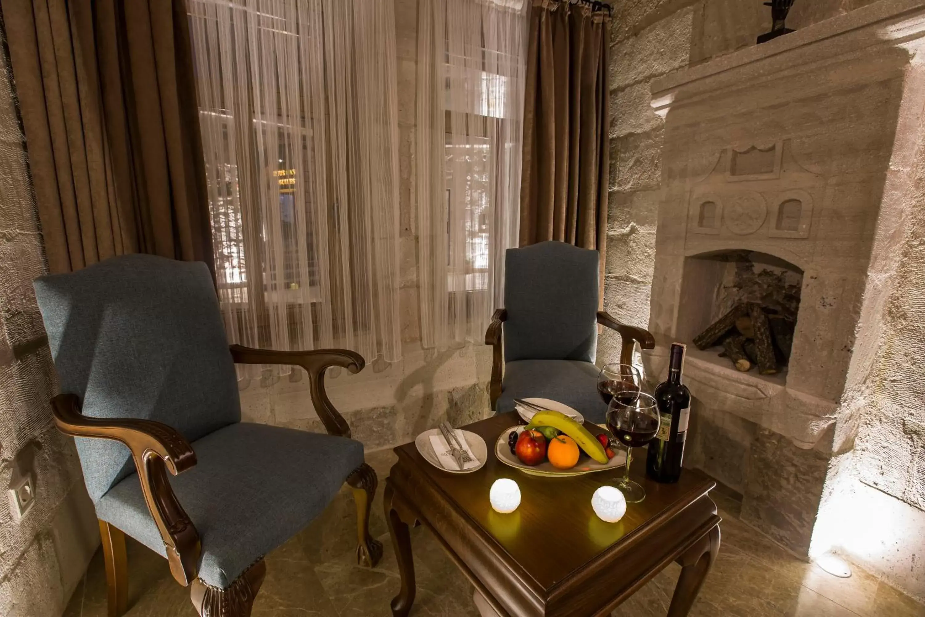 Food and drinks, Seating Area in Imperial Cave Suites & Spa