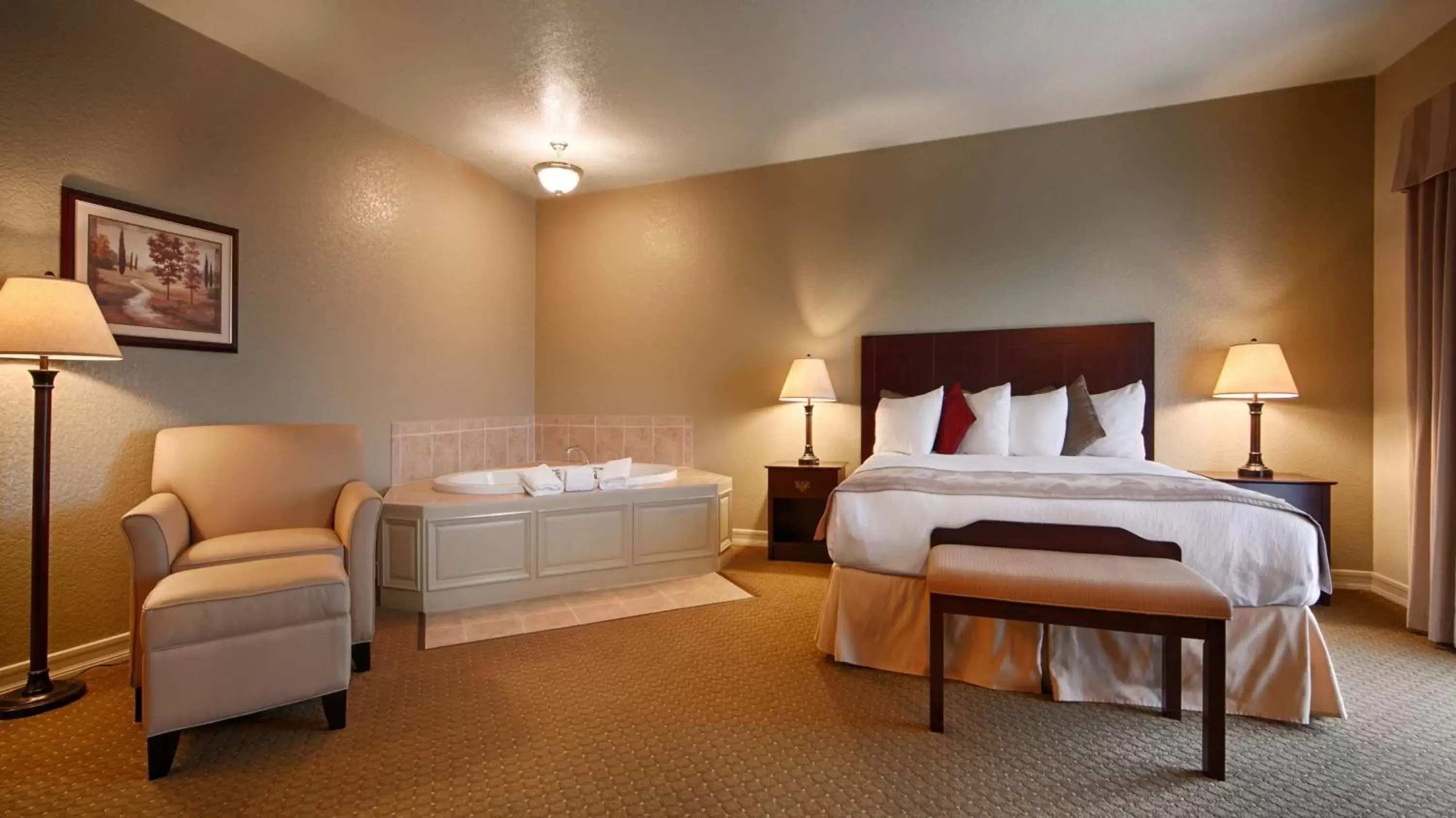 King Room with Whirlpool - Non-Smoking in Best Western Plus Bayshore Inn