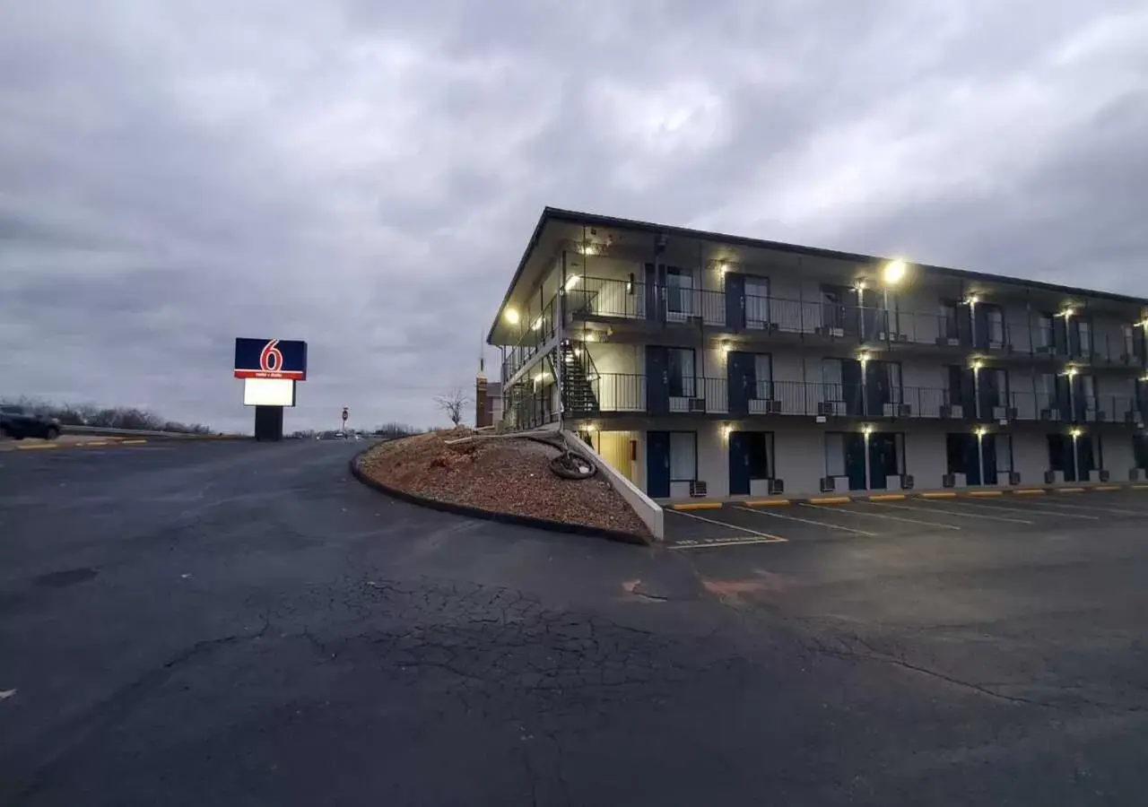 Property Building in Motel 6 Branson West, MO - Silver Dollar City