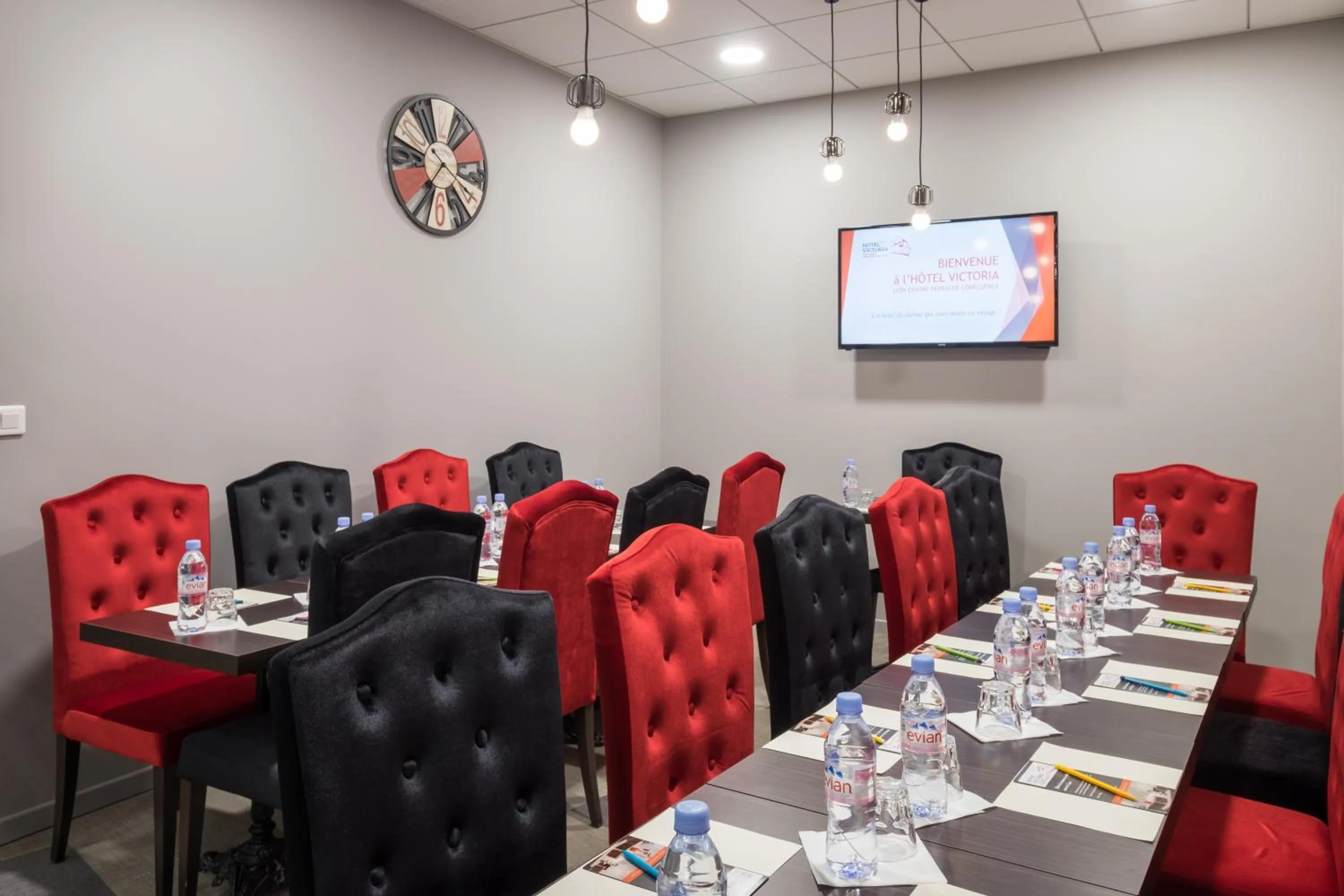 Communal lounge/ TV room in Hotel Victoria Lyon Perrache Confluence