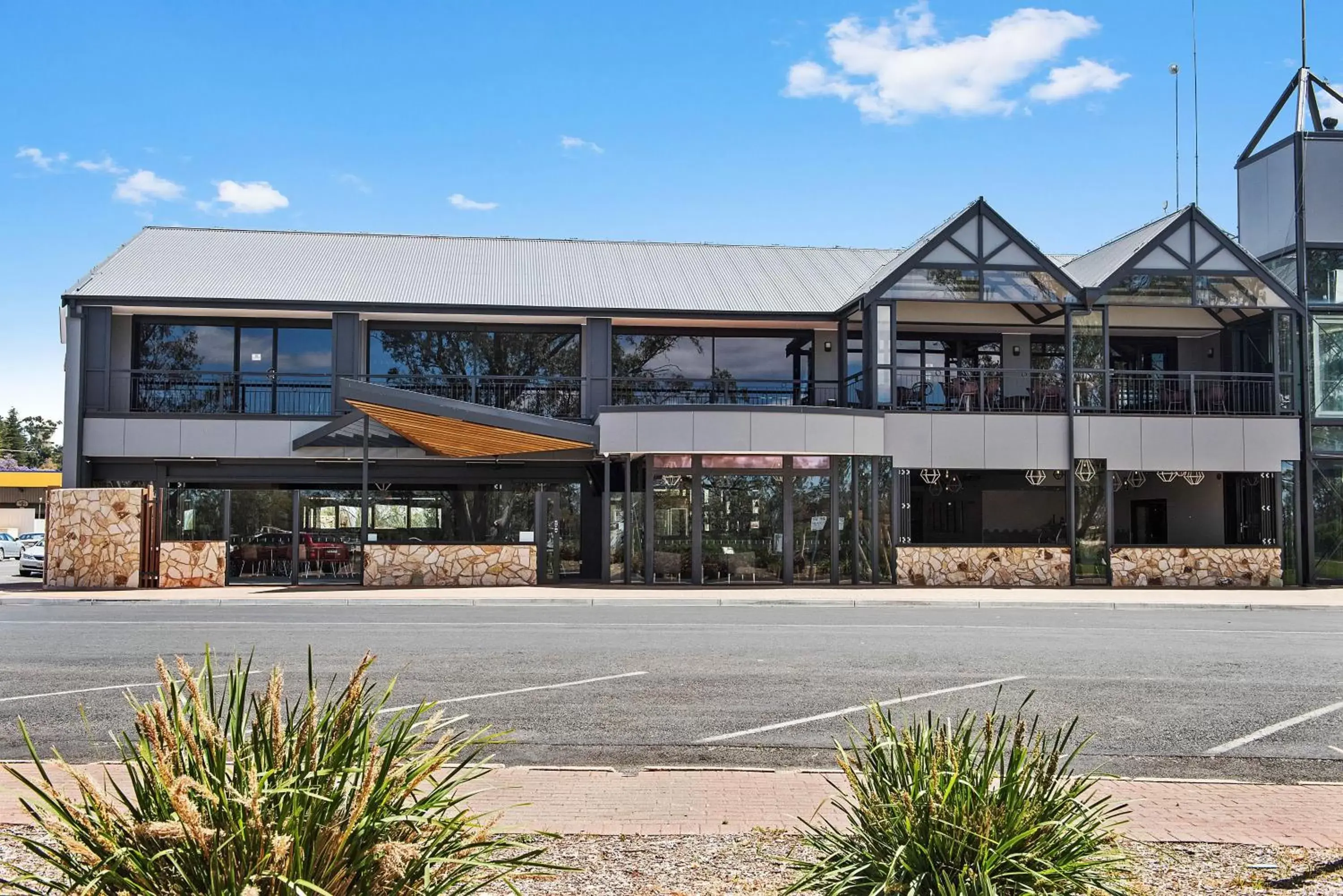 Coffee/tea facilities, Property Building in Berri Hotel