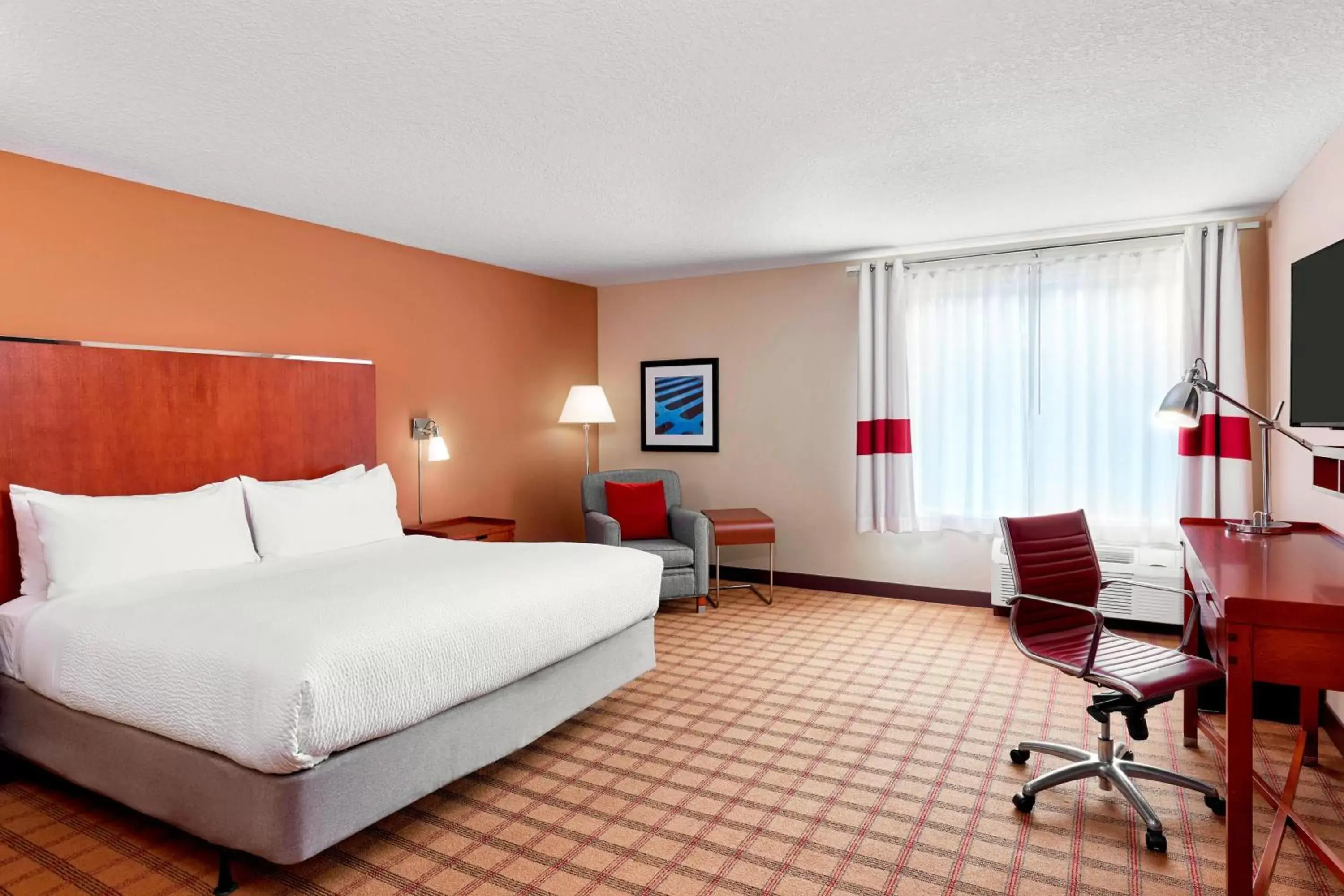 Photo of the whole room, Bed in Four Points by Sheraton Jacksonville Baymeadows