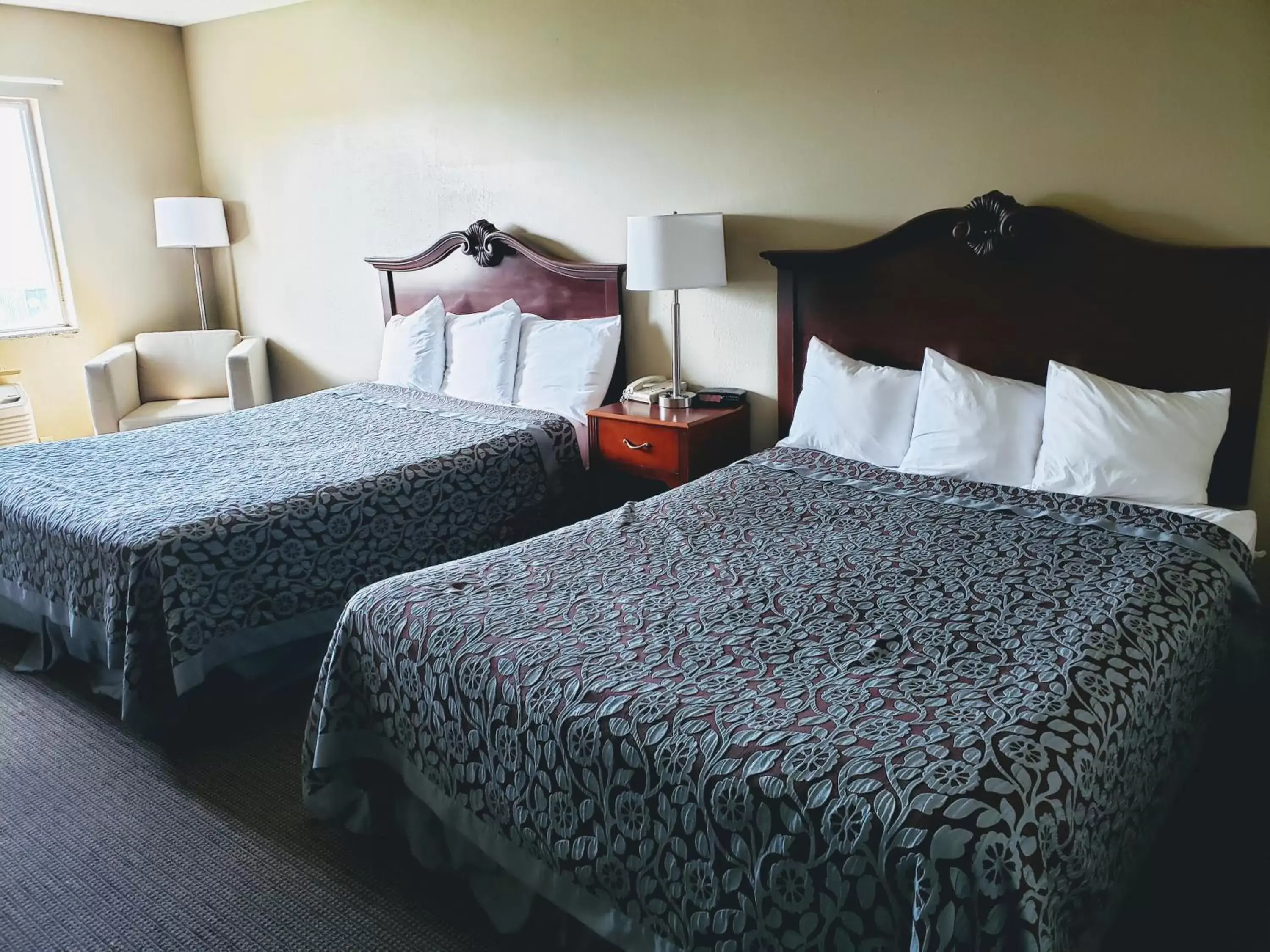 Bed in Days Inn & Suites by Wyndham of Morris