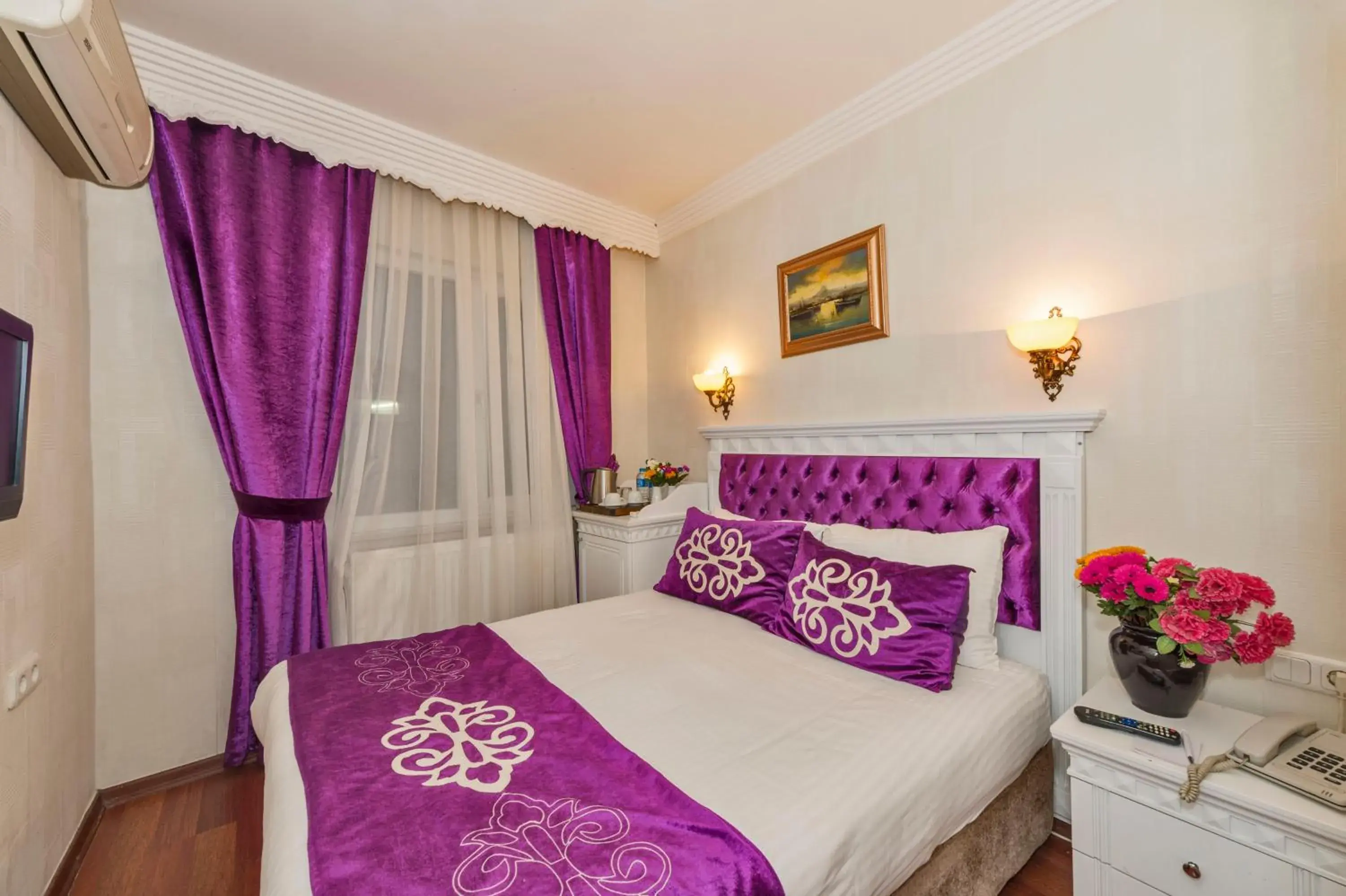 Photo of the whole room, Bed in Istanbul Holiday Hotel