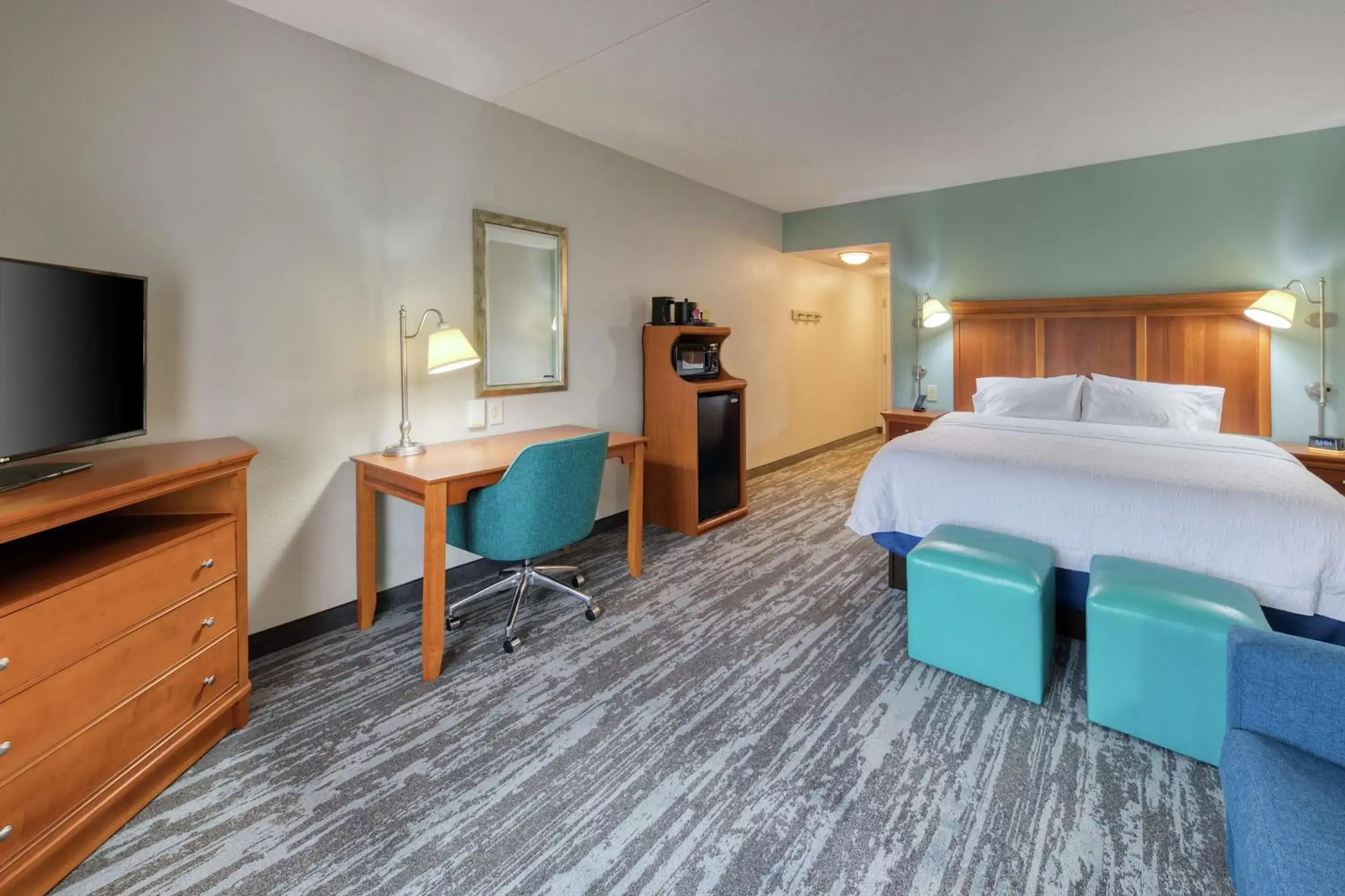Bedroom, Bed in Hampton Inn Wilmington University Area