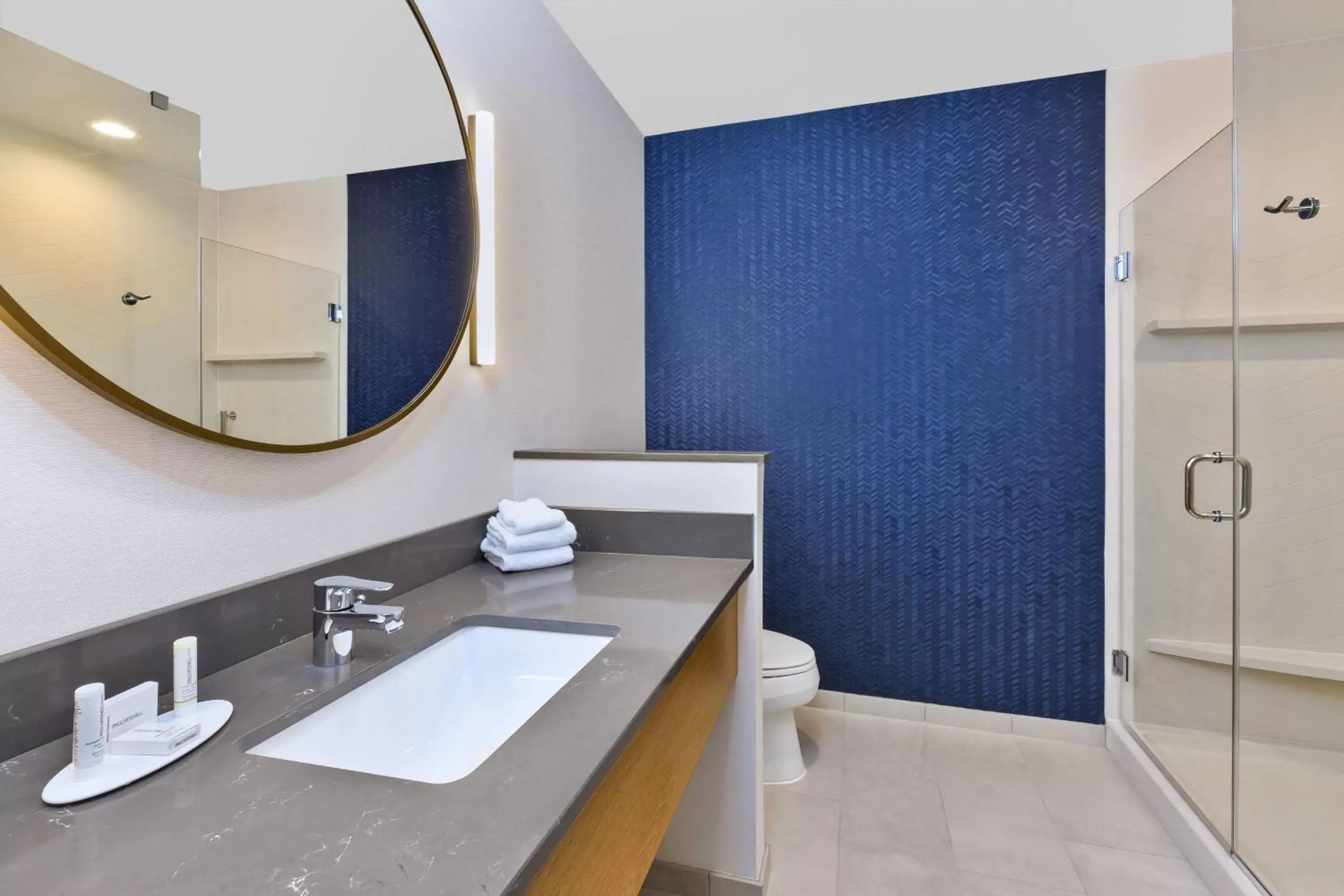 Bathroom in Fairfield Inn & Suites by Marriott Cincinnati Airport South/Florence