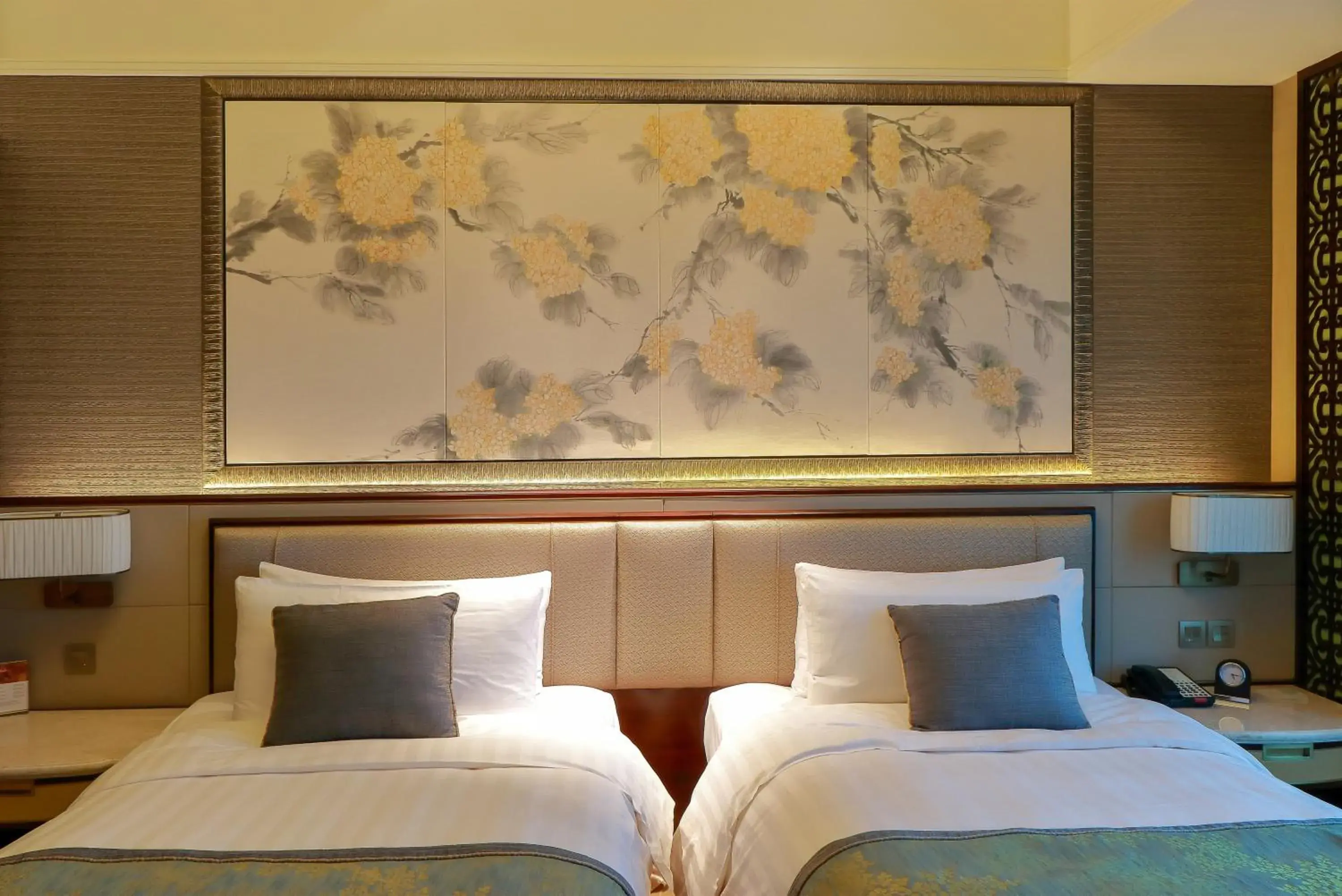 Photo of the whole room, Bed in Shangri-La Hotel Yangzhou