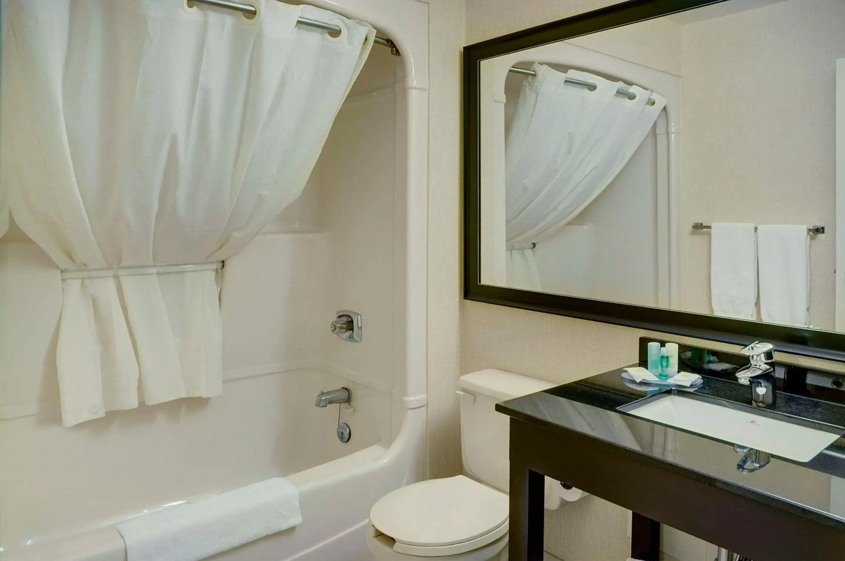 Bedroom, Bathroom in Comfort Inn Drummondville