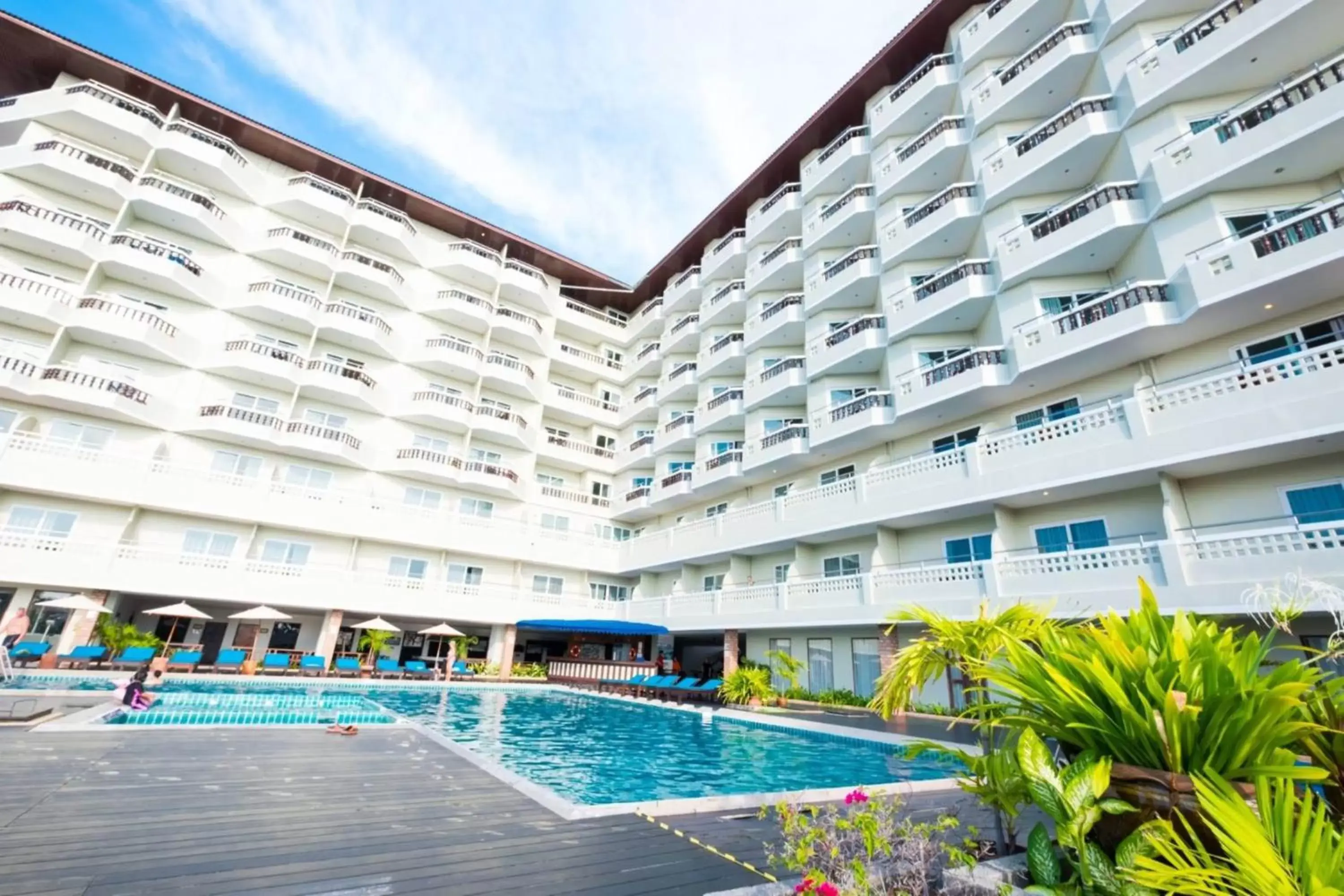 Swimming Pool in Jomtien Thani Hotel