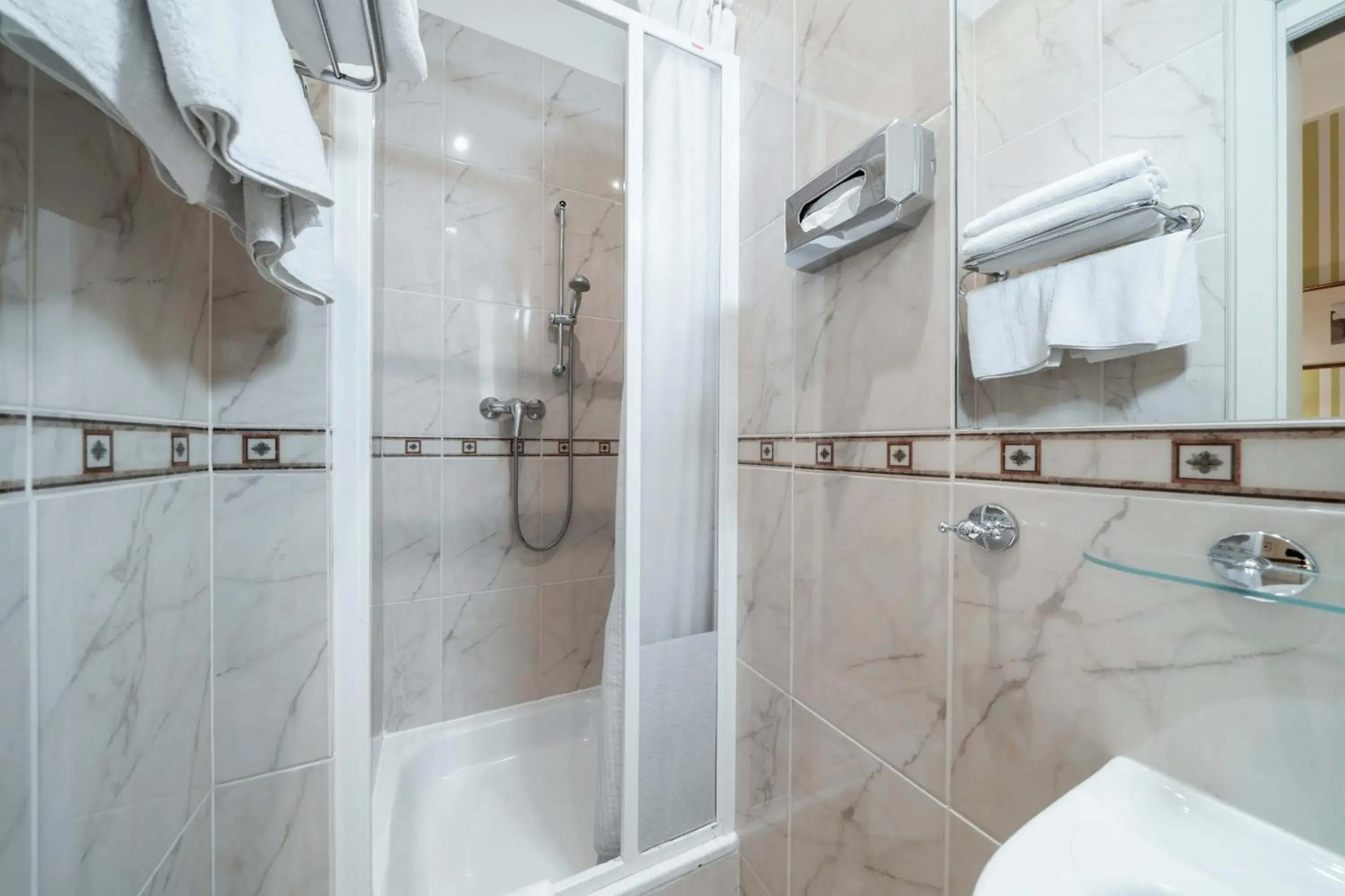 Shower, Bathroom in Hotel Raffaello