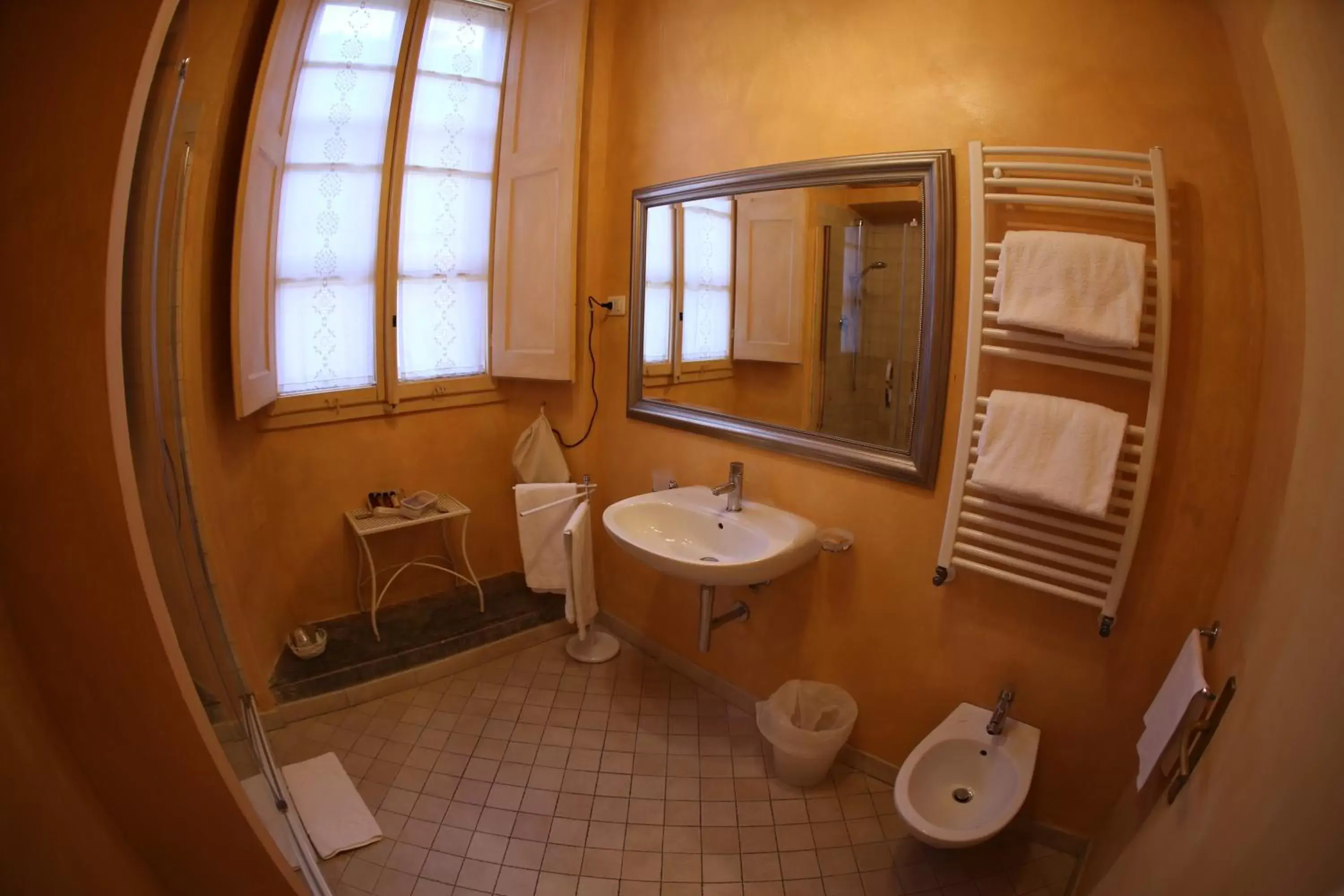 Bathroom in Hotel Italia Cortona